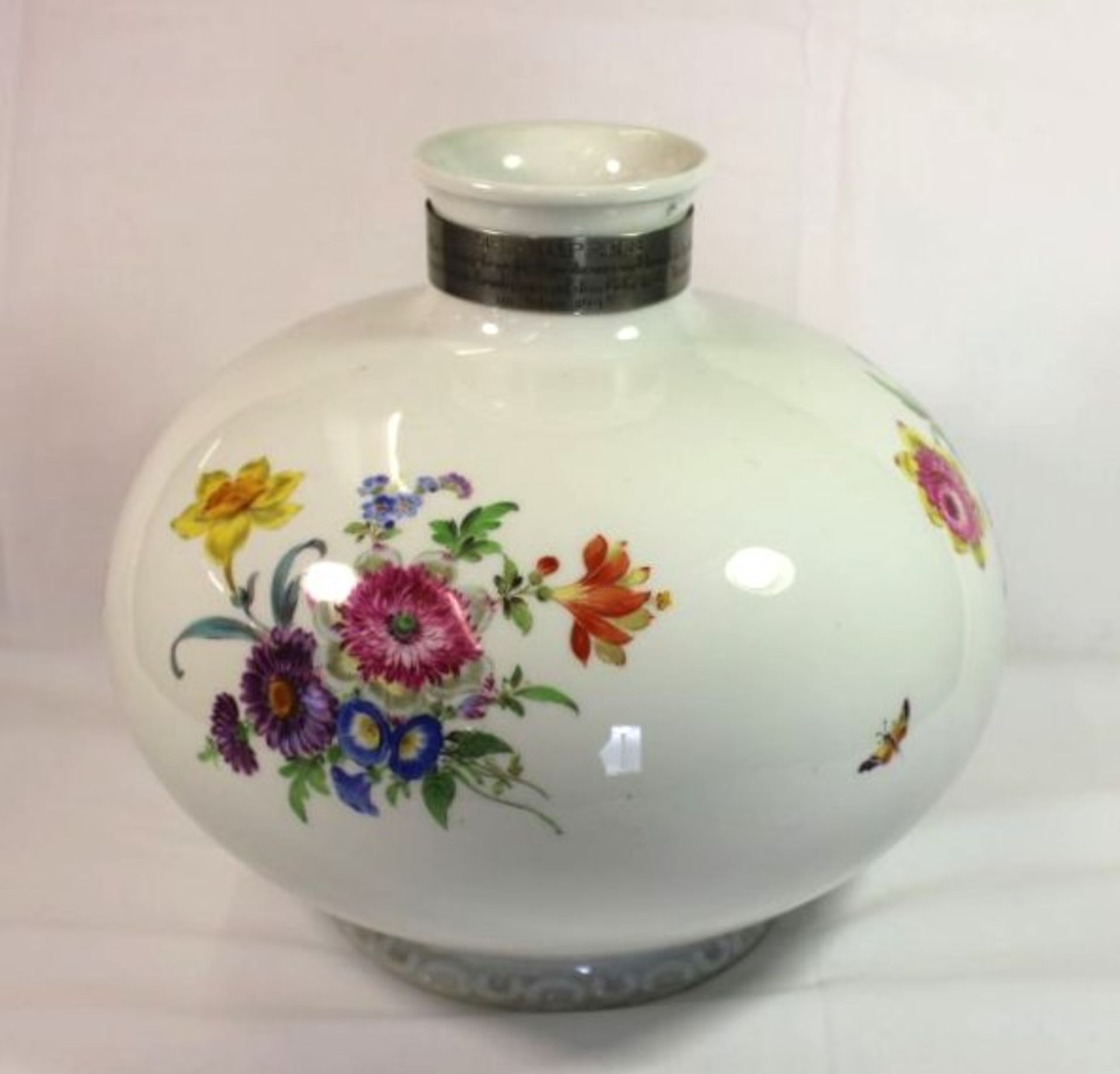 gr. bauchige Vase, Meissen, Schwertermarke, Blumen und Insektenmalerei, 1. Wahl, Stand bestossen,