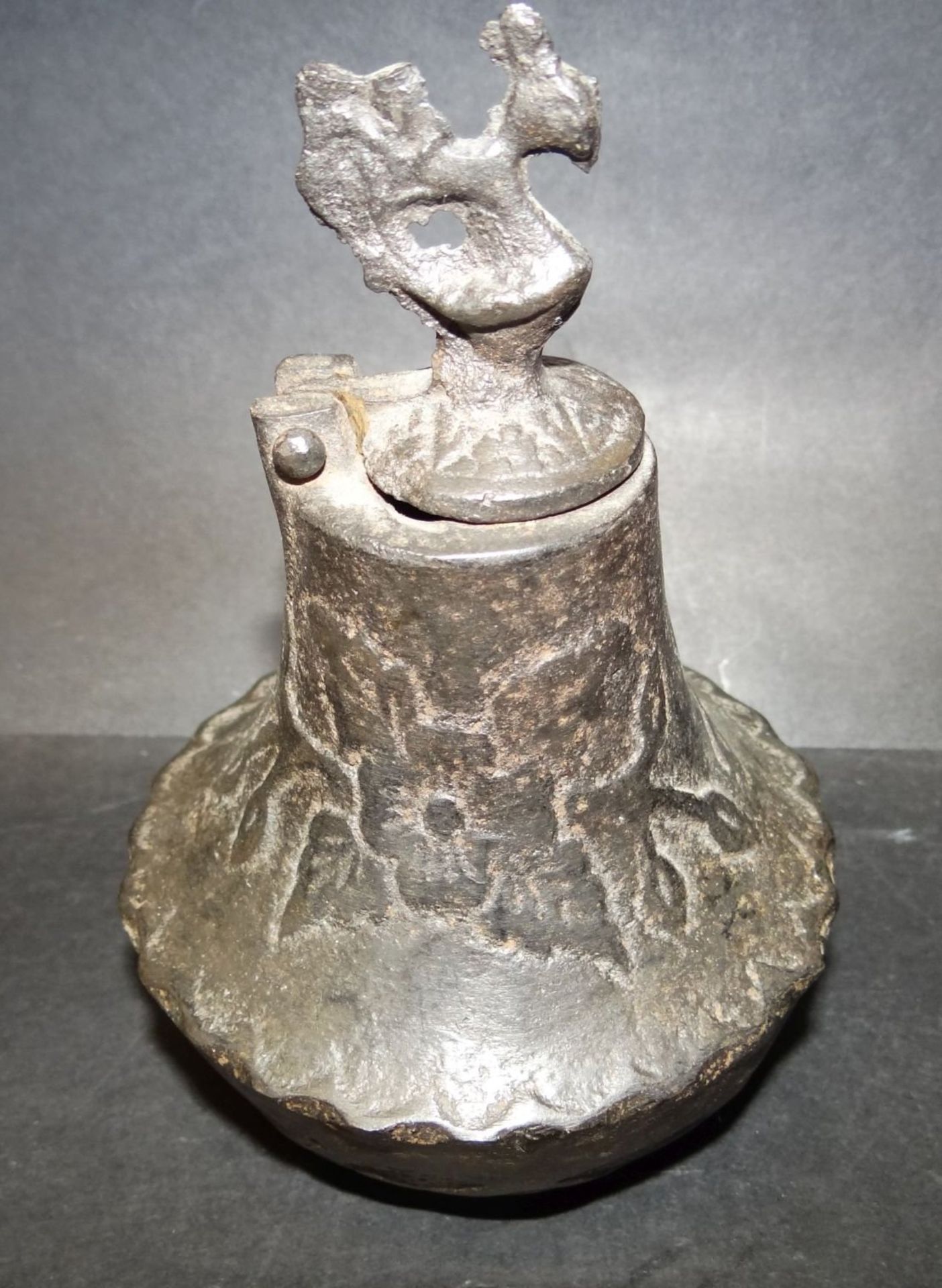 Eisen Deckelgefäss mit Reliefdekor, wohl Zentralasien, H-12 c - Bild 2 aus 5