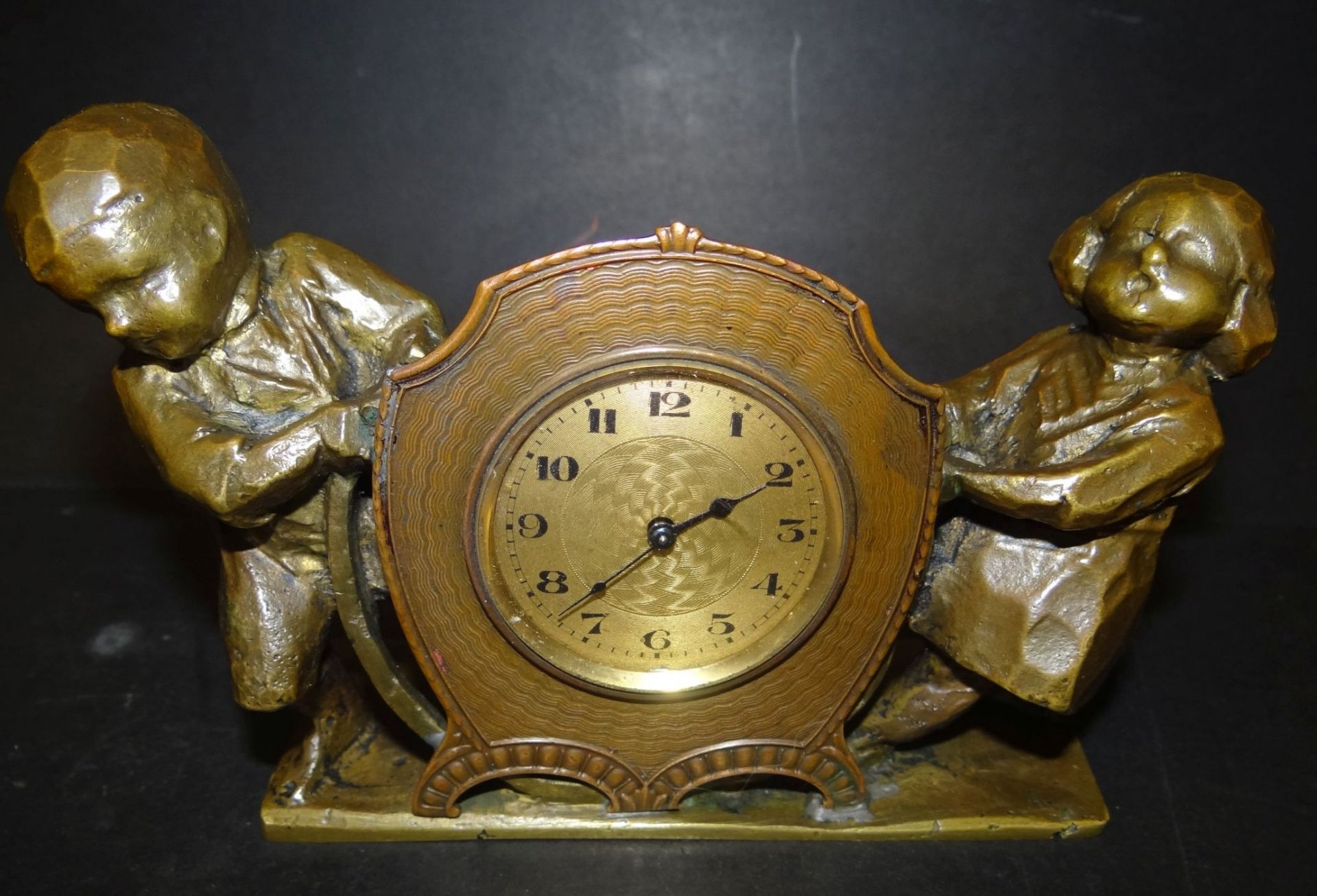 mechan. Bronze-Uhr, gehalten von Kinderpaar, Werk läuft, H-9 cm, B-16 c