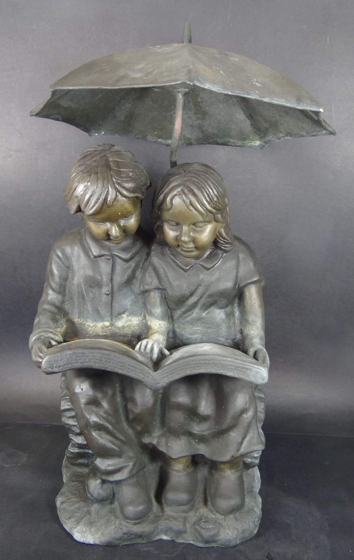 Bronze Wasserspeier, Kinder unter Regenschirm, H-53 cm, T-25 cm, Alters-u. Gebrauchsspuren