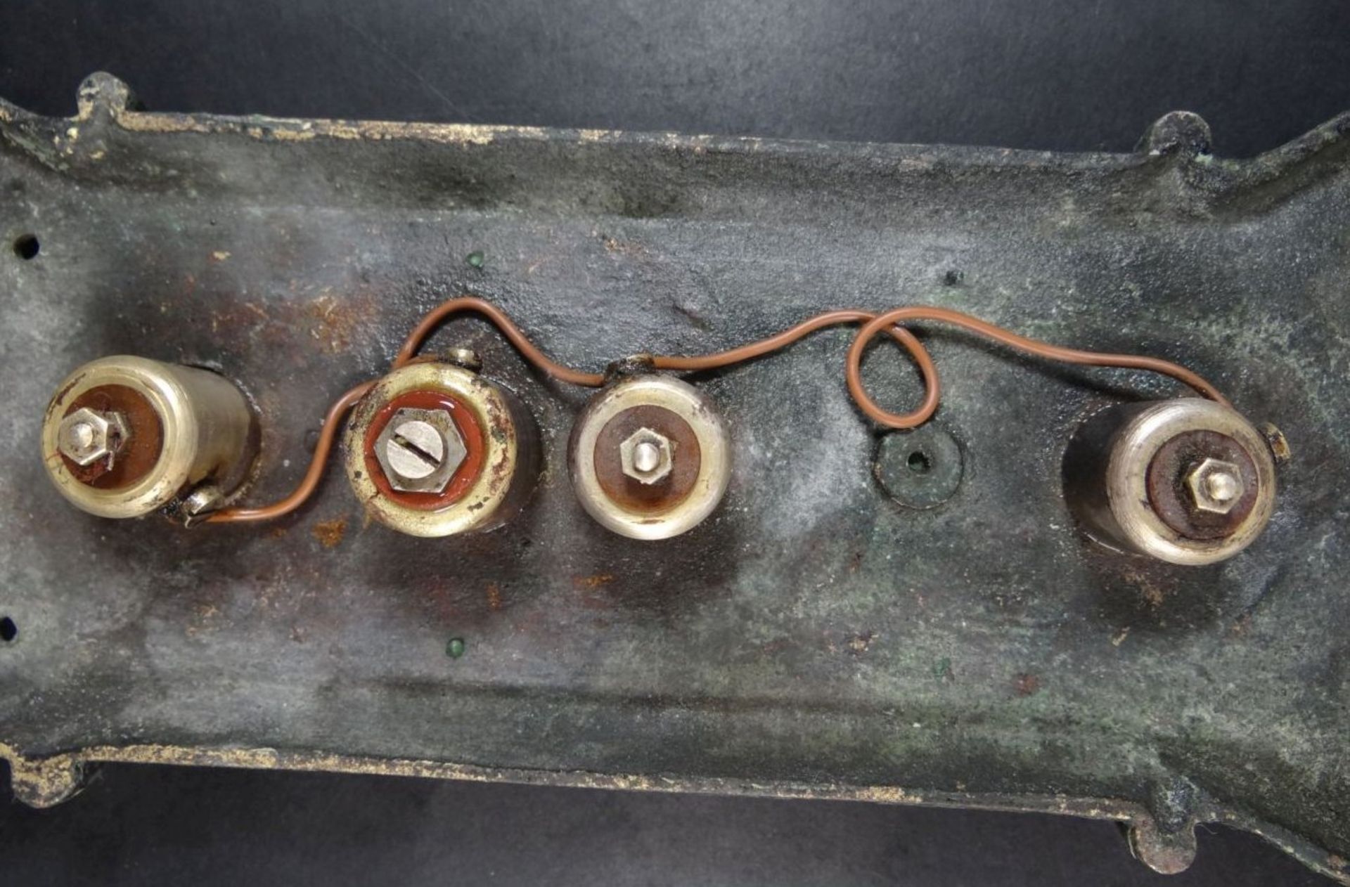 Eisernes Haustür-Klingelschild mit 4 elektr. Klingeln um 1900, H-30 cm, B-10 cm,Alters-u. - Bild 4 aus 5