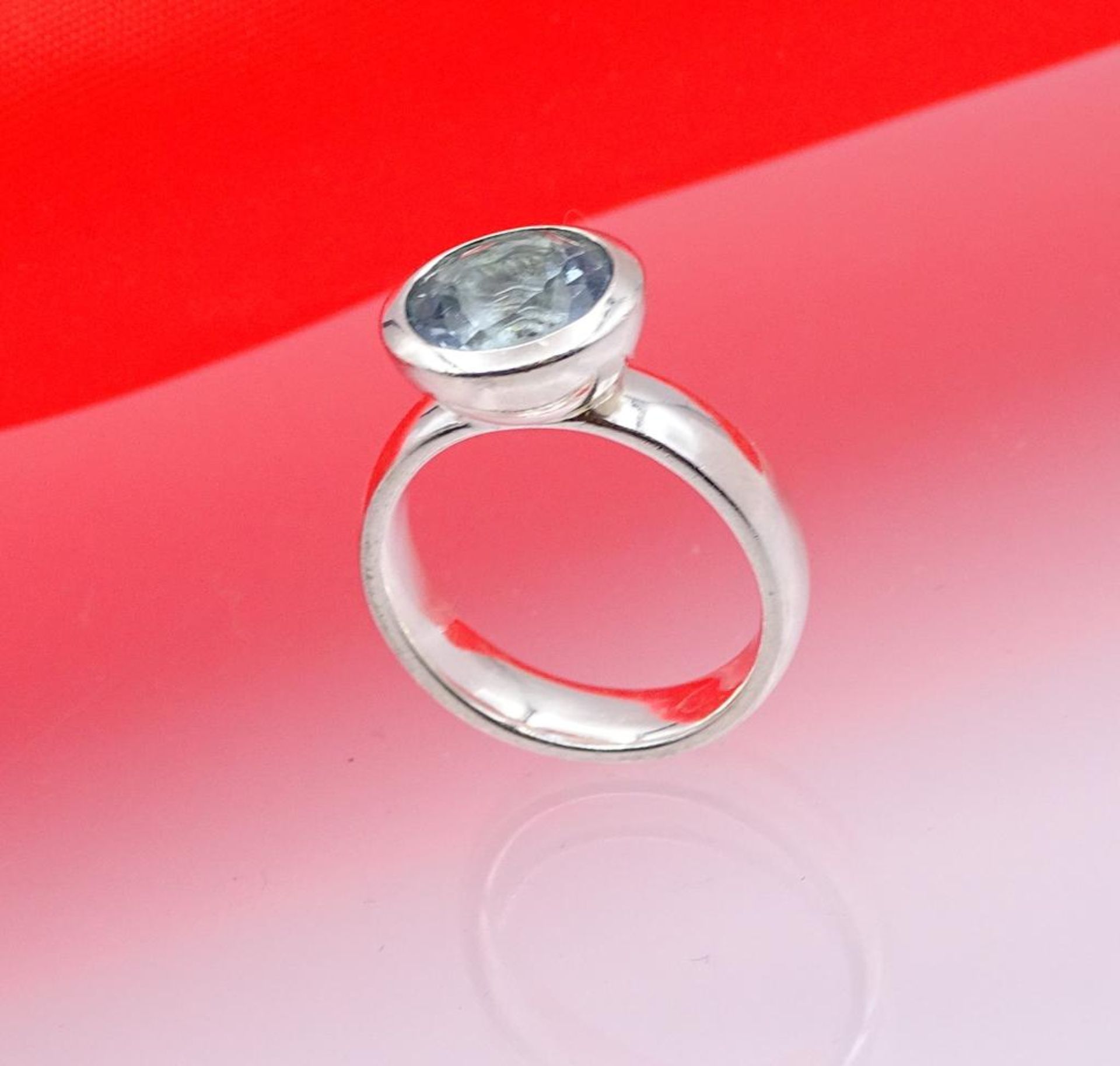 925er Silber Ring mit einen runden facettierten hellblauen Stein,wohl Aquamarin, 7,4gr.,RG 54 - Bild 2 aus 3