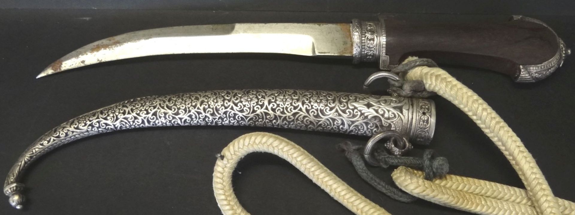 alter Krummdolch, wohl Silberscheide, arabisch signiert, L-40 cm, massive Ausführun