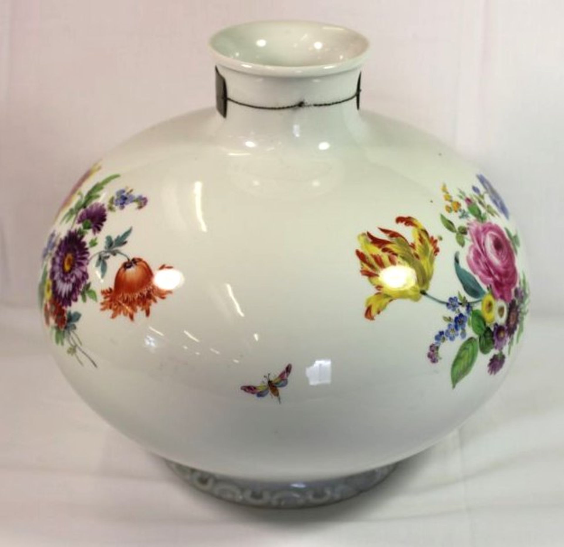 gr. bauchige Vase, Meissen, Schwertermarke, Blumen und Insektenmalerei, 1. Wahl, Stand bestossen, - Bild 2 aus 5