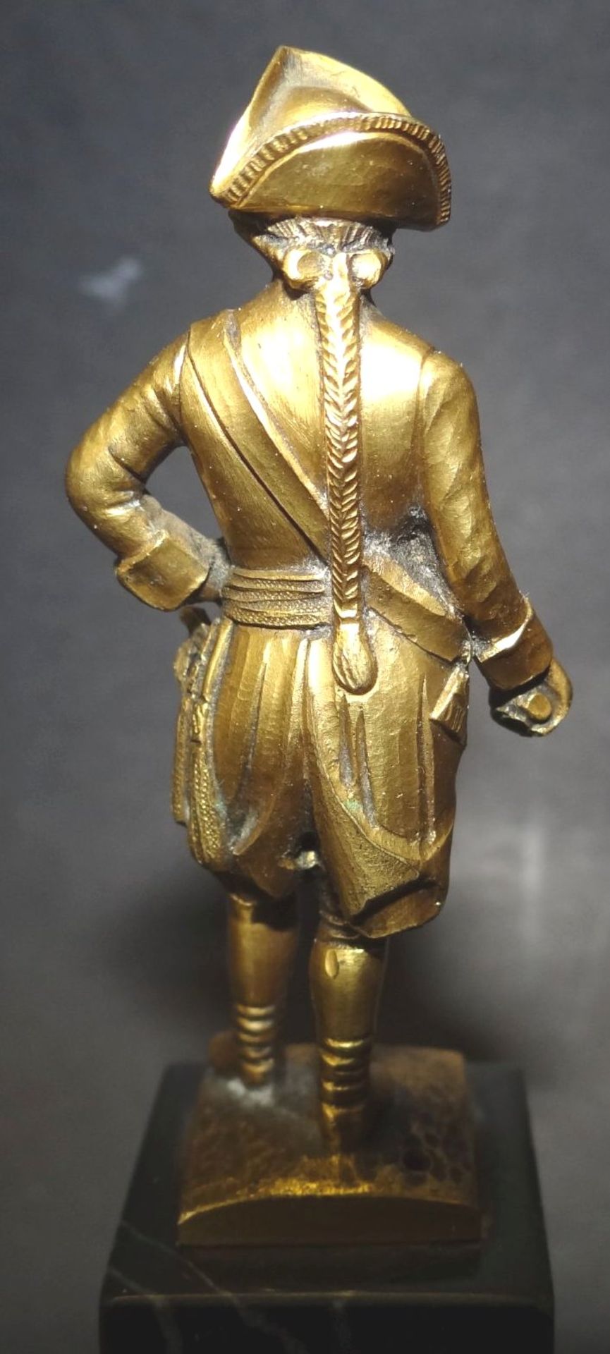 kl. Bronze Figur des "Alten Fritz"auf hohen Stein-Podest, zus. 13 cm, Stab abgebrochen - Bild 4 aus 6