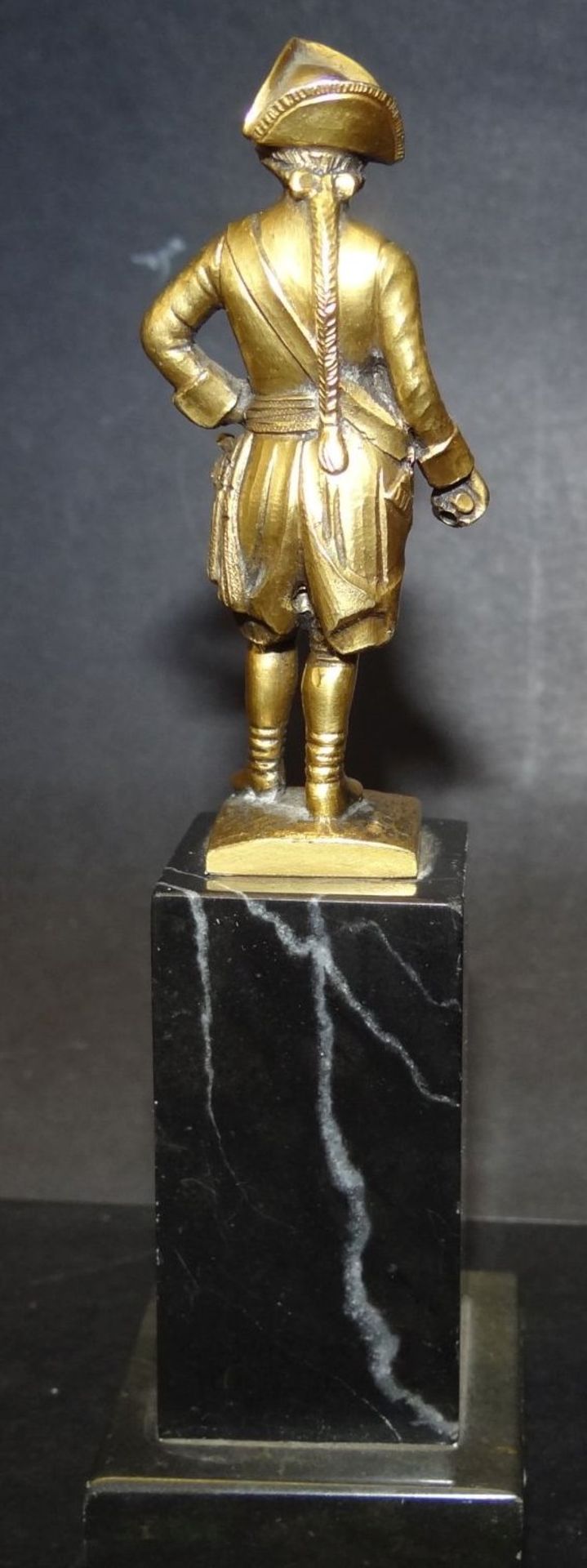 kl. Bronze Figur des "Alten Fritz"auf hohen Stein-Podest, zus. 13 cm, Stab abgebrochen - Bild 3 aus 6