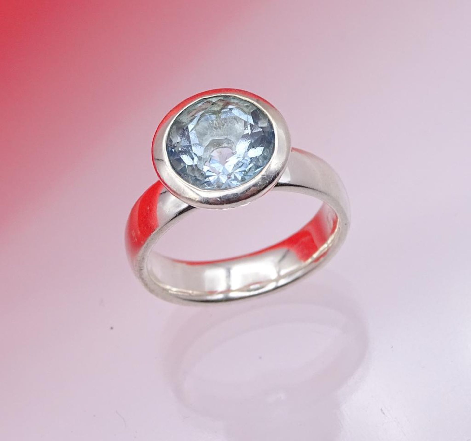 925er Silber Ring mit einen runden facettierten hellblauen Stein,wohl Aquamarin, 7,4gr.,RG 54