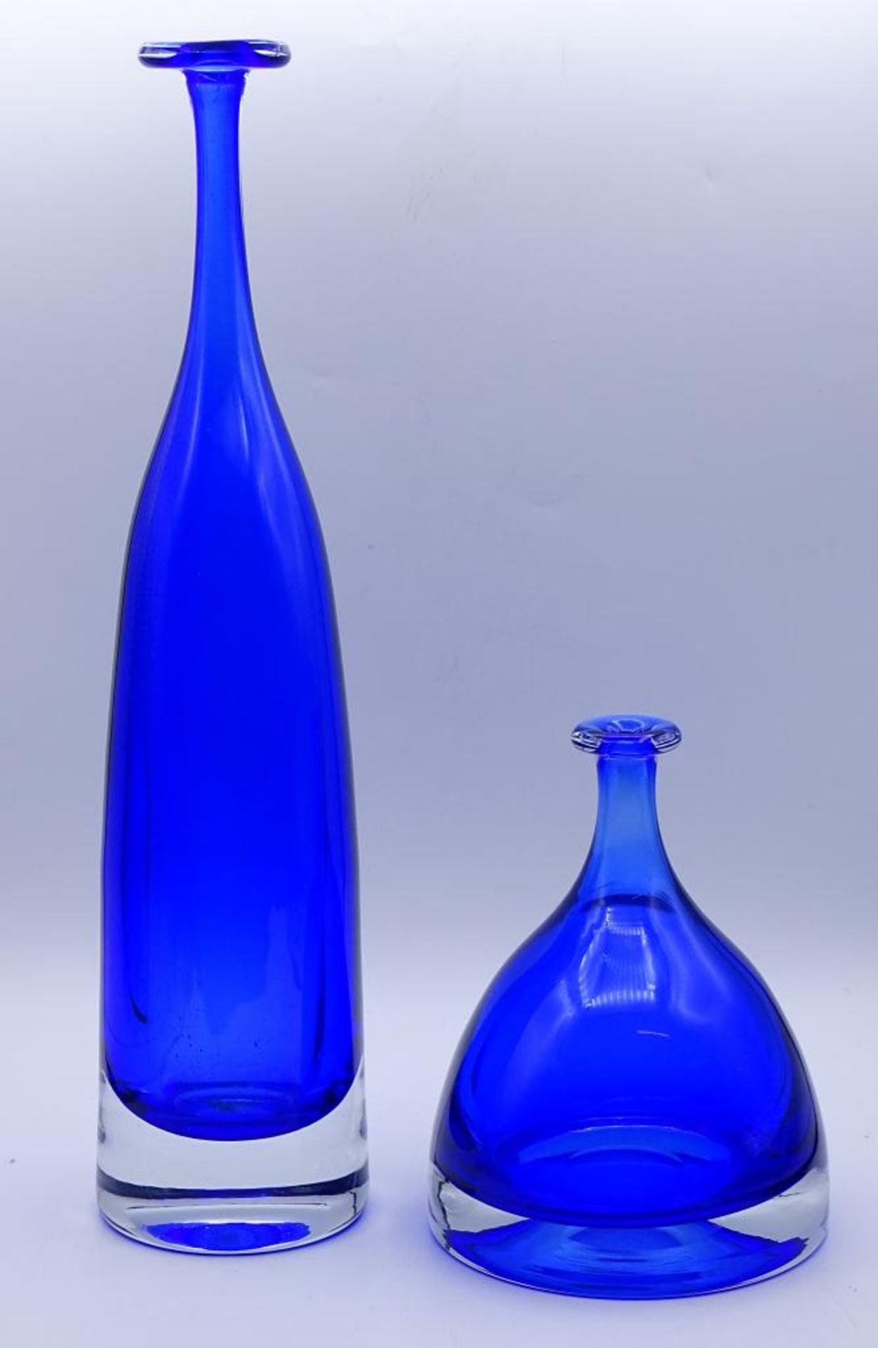 Zwei blaue Kunstglas Vasen,H-15-33cm - Bild 3 aus 3