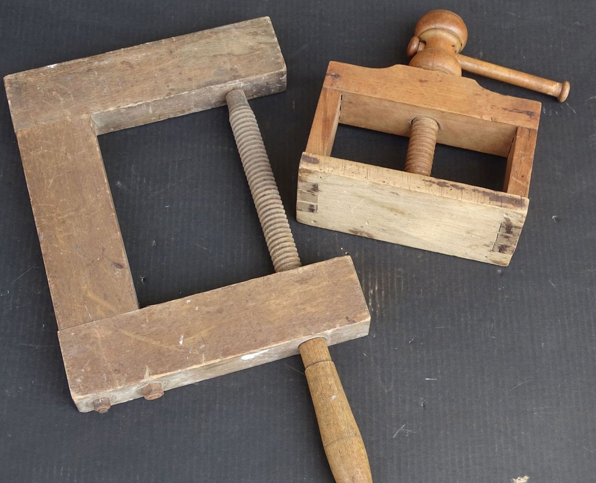 2 alte Schraubzwingen aus Holz, 1x wohl Kartenpresse, 34x27 cm, 23x21 cm, - Bild 3 aus 3