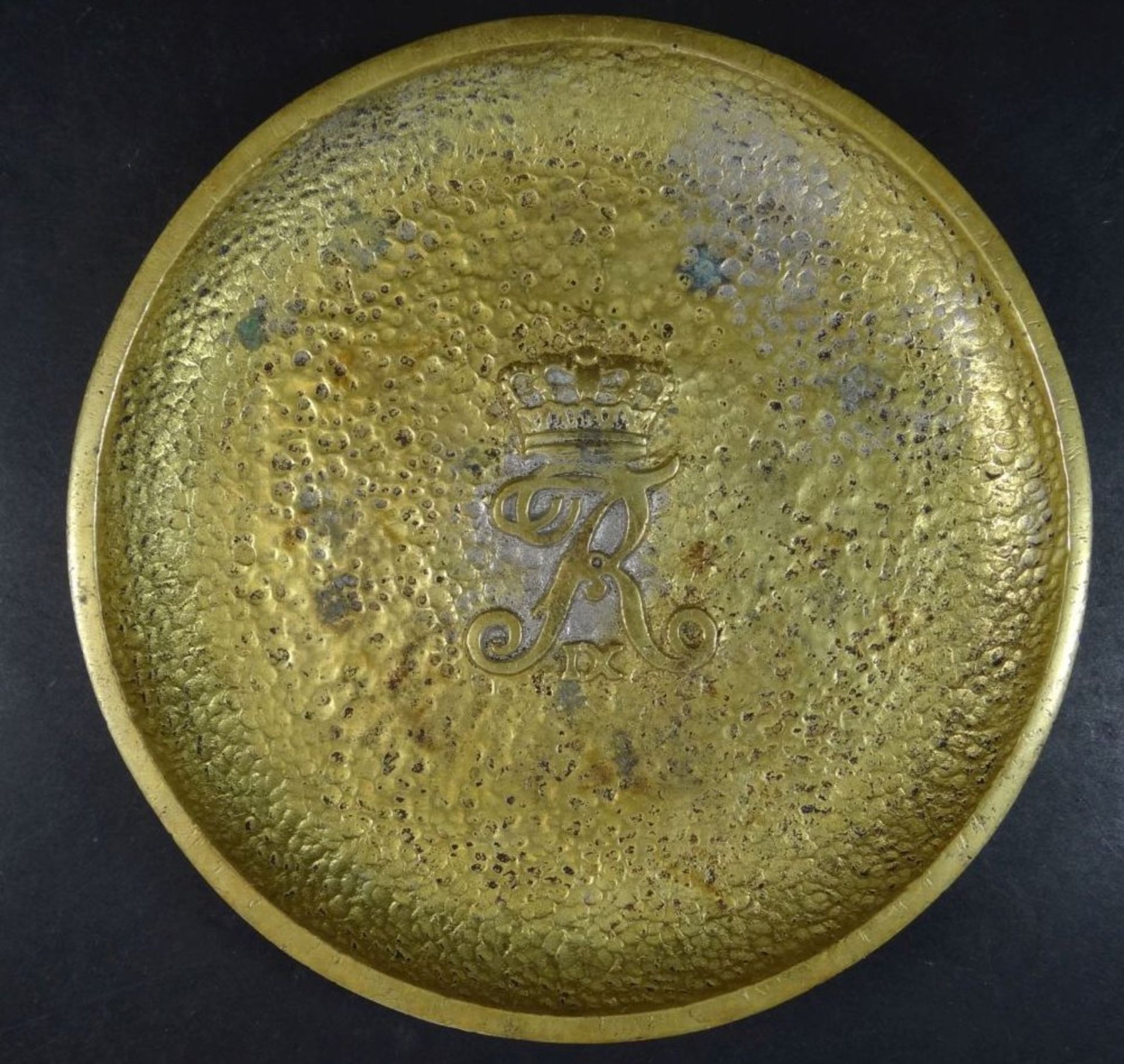 schwerer Bronzeteller mit Ziermonogramm "JR IX" und Krone, D-16 cm
