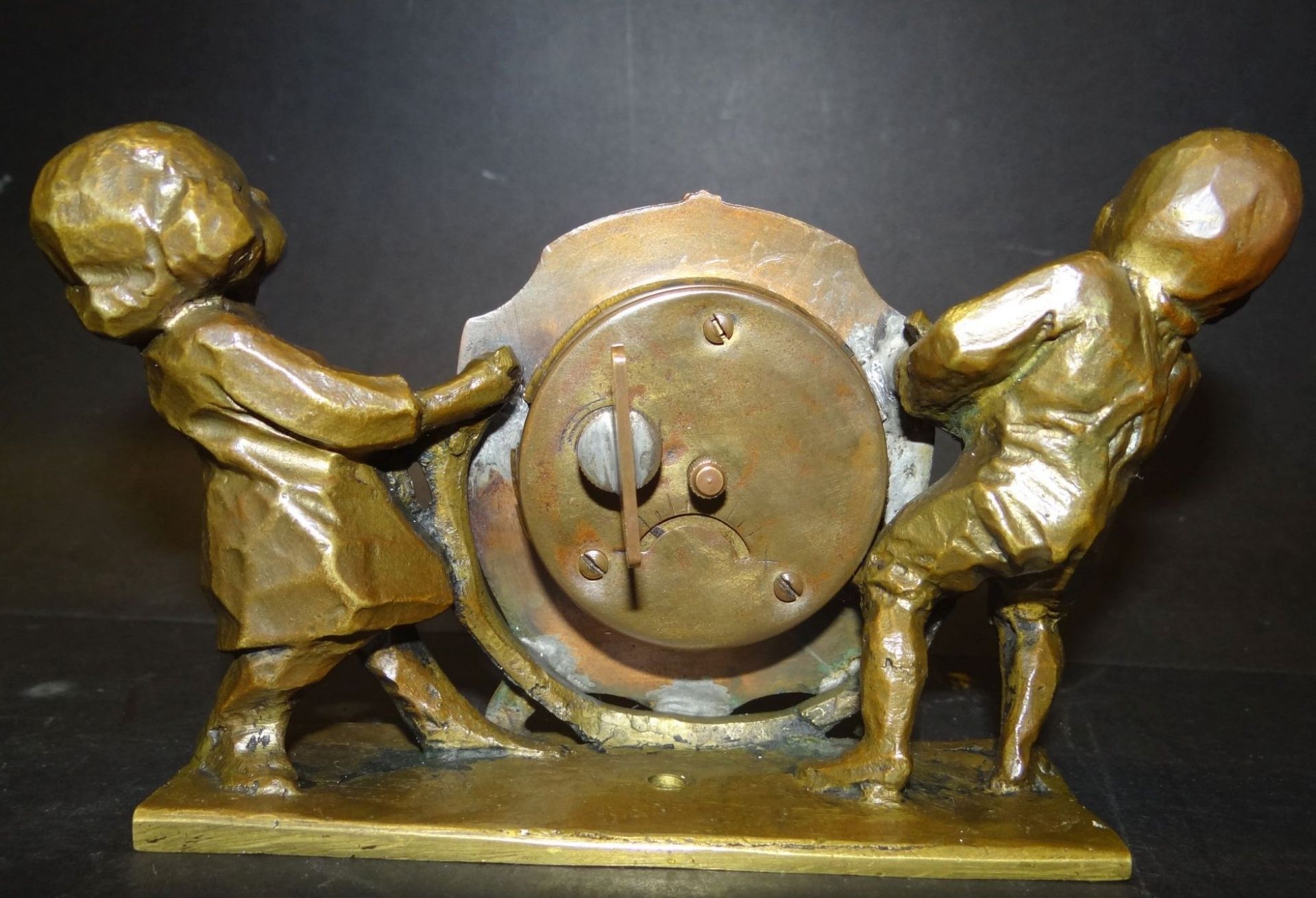 mechan. Bronze-Uhr, gehalten von Kinderpaar, Werk läuft, H-9 cm, B-16 c - Image 2 of 8