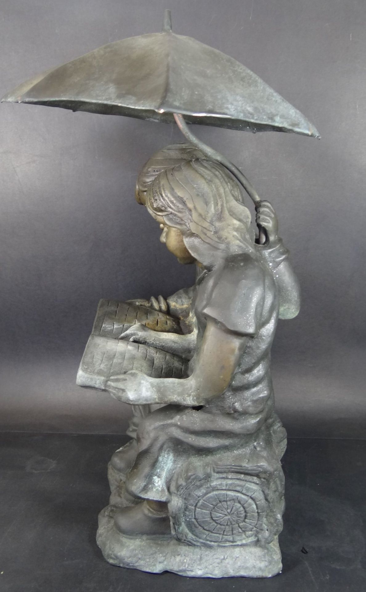 Bronze Wasserspeier, Kinder unter Regenschirm, H-53 cm, T-25 cm, Alters-u. Gebrauchsspuren - Bild 4 aus 7