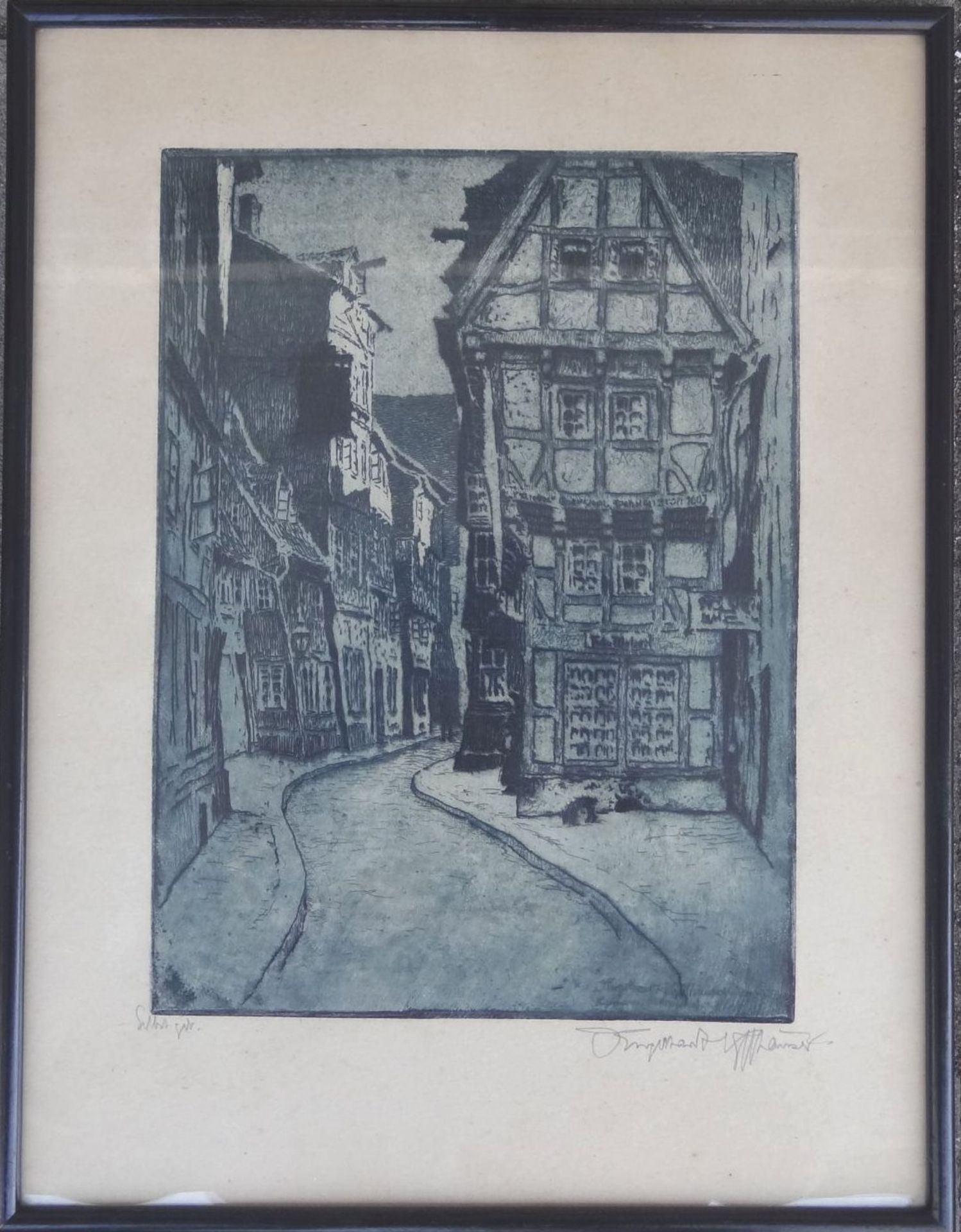 unleserl. sign. Altstadtansicht, wohl Hamburg, dat. 1922, Aquatinta-Radierung, ger/Glas, RG 4 - Bild 2 aus 4