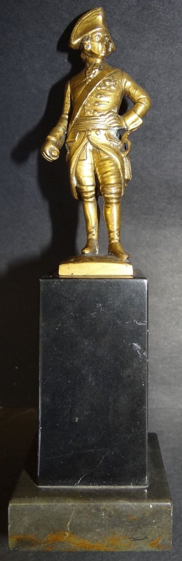 kl. Bronze Figur des "Alten Fritz"auf hohen Stein-Podest, zus. 13 cm, Stab abgebrochen - Bild 5 aus 6