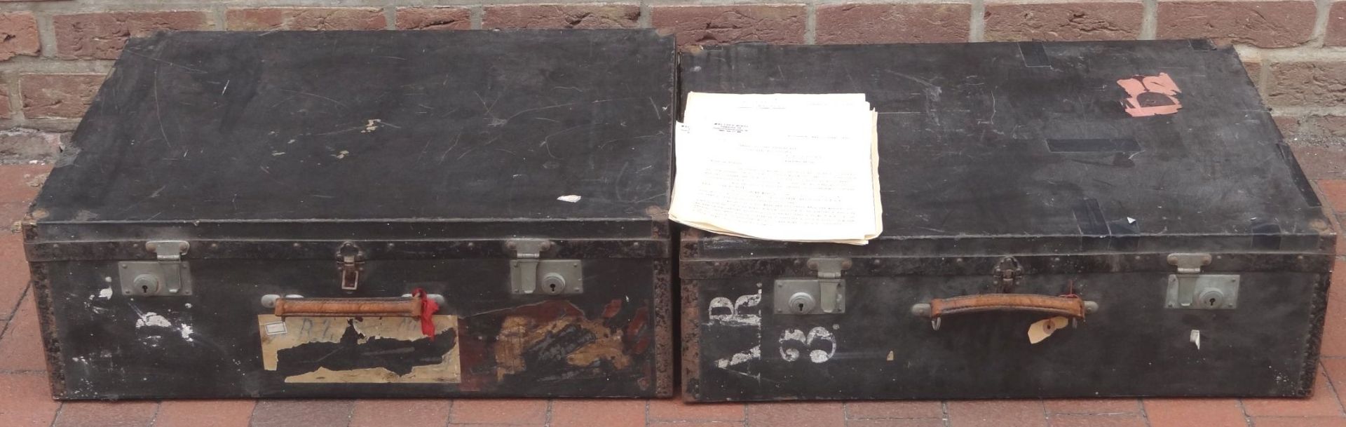 2 gr. Koffer (max. 20x70x50 cm) sowie div. Papiere der Fa. Walter Minde, Hamburg, Vetreter für