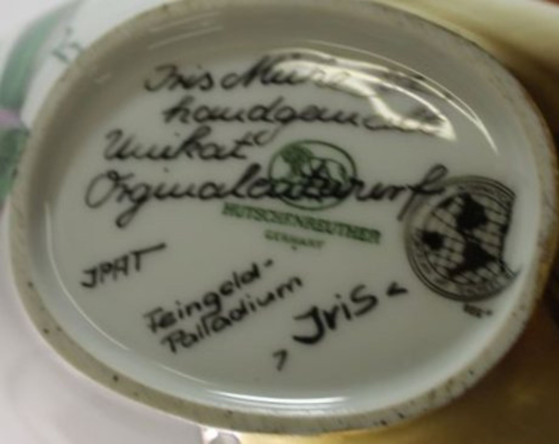 handbemalte Hutschenreuther-Vase, signiert,betitelt und datiert, Iris Mühe '87, H-18,5cm B-18cm. - Bild 5 aus 5