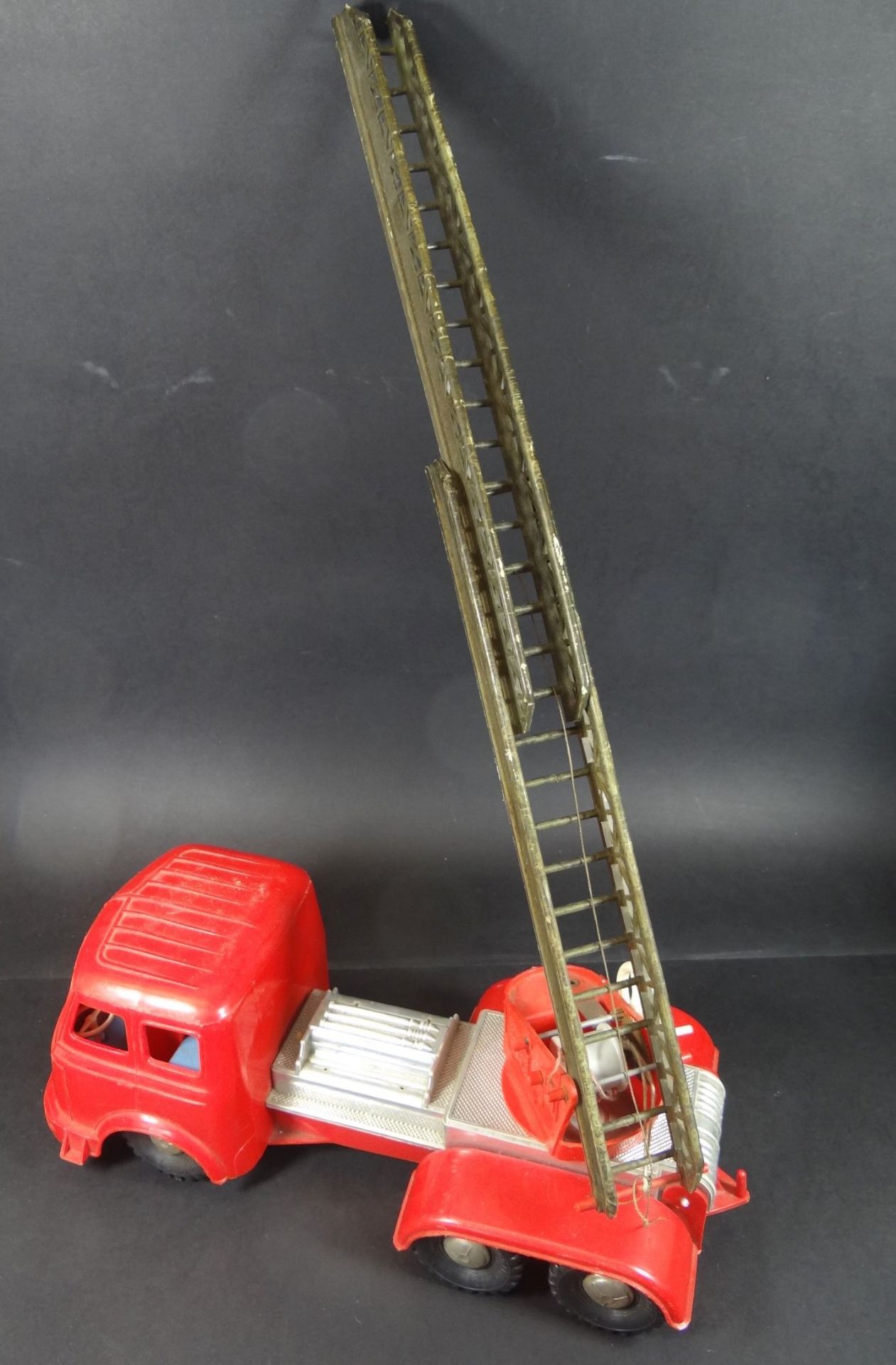 gr. Feuerwehr-Leiterwagen, Kunststoff, H-14 cm, L-30 cm - Bild 5 aus 6