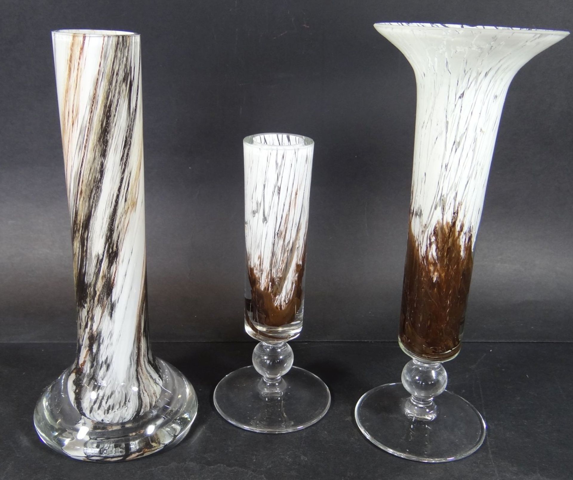 3x Kunstglas-Vasen, 1x mit Chip. H-15 bis 21 cm