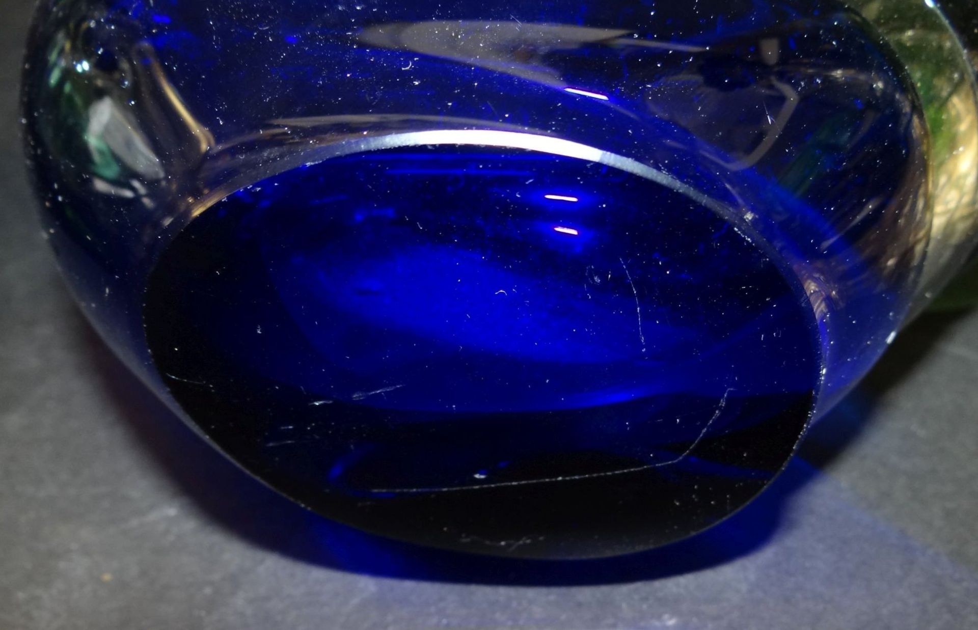 grosse, schwere Kunstglas-Vase, grün/weiss/blau, 18x14 c - Image 4 of 4