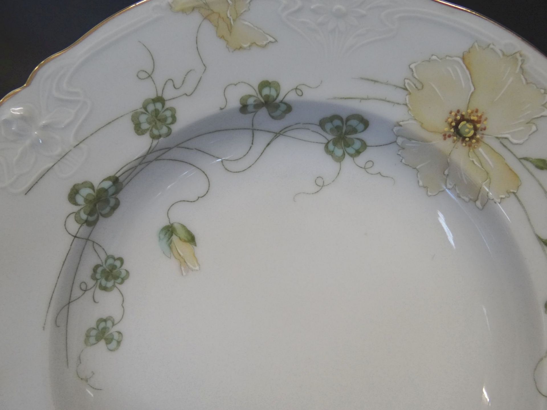 tiefer Jugendstil-Teller, florales Reliefdekor, ungedeutete Marke, H-5 cm, D-24 cm - Bild 3 aus 6