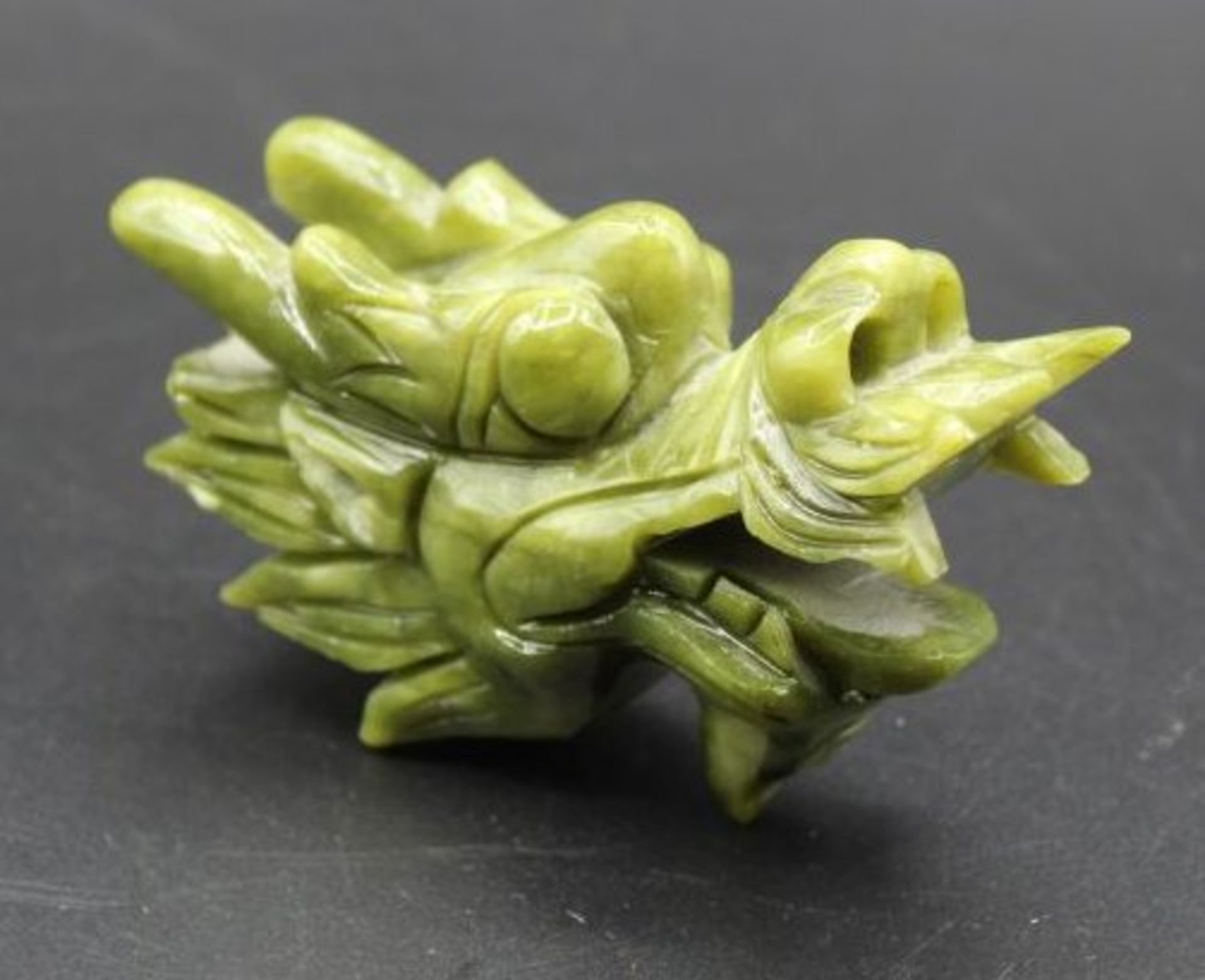 Drachenkopf, wohl Jade, China, wohl Teil einer Vase o.ä. , H-5cm L-9cm.