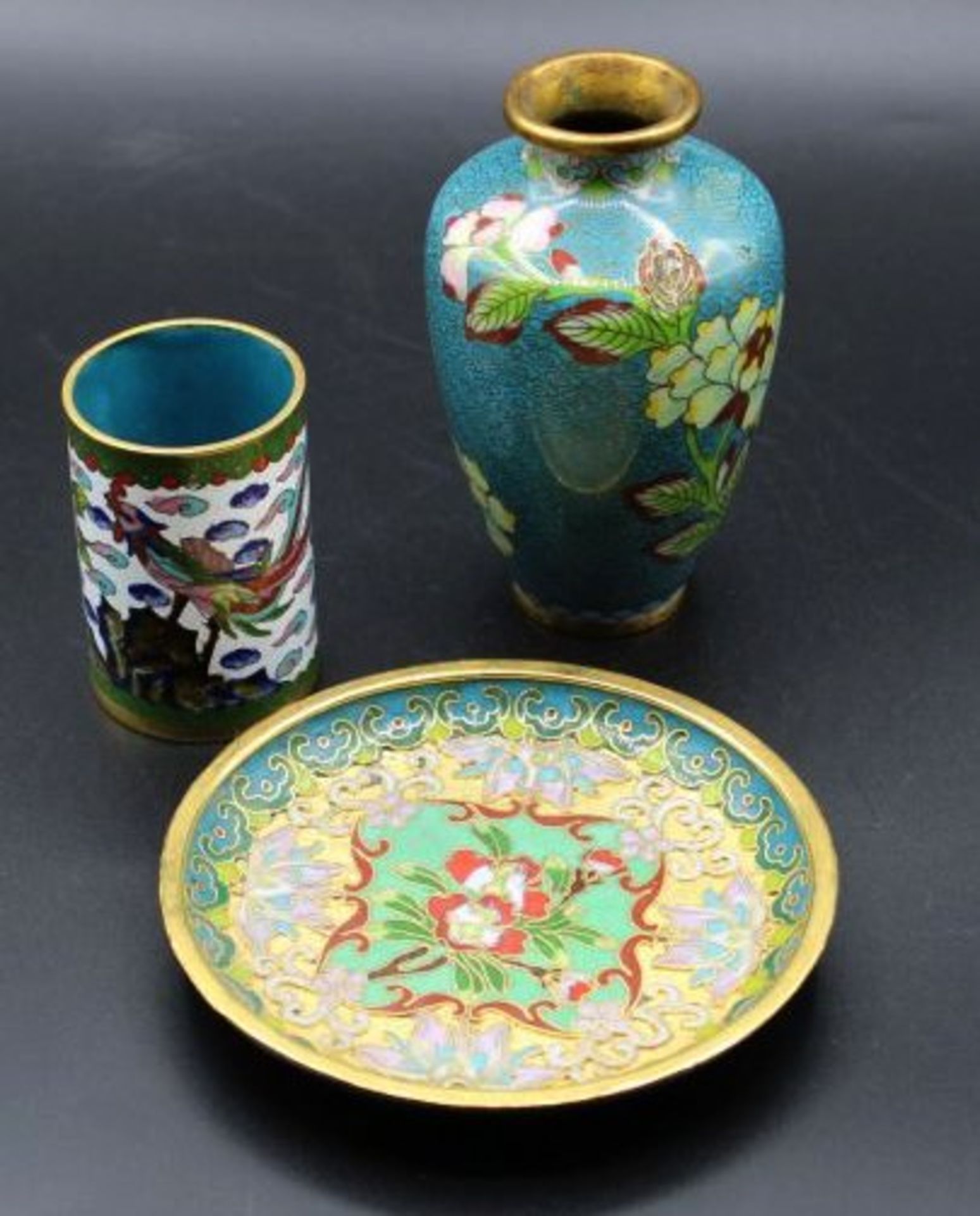 3x div. kl. Cloisonné-Teile, China, Teller, Stifthalter o.ä. und Vase (beschädigt), ca. H-10c