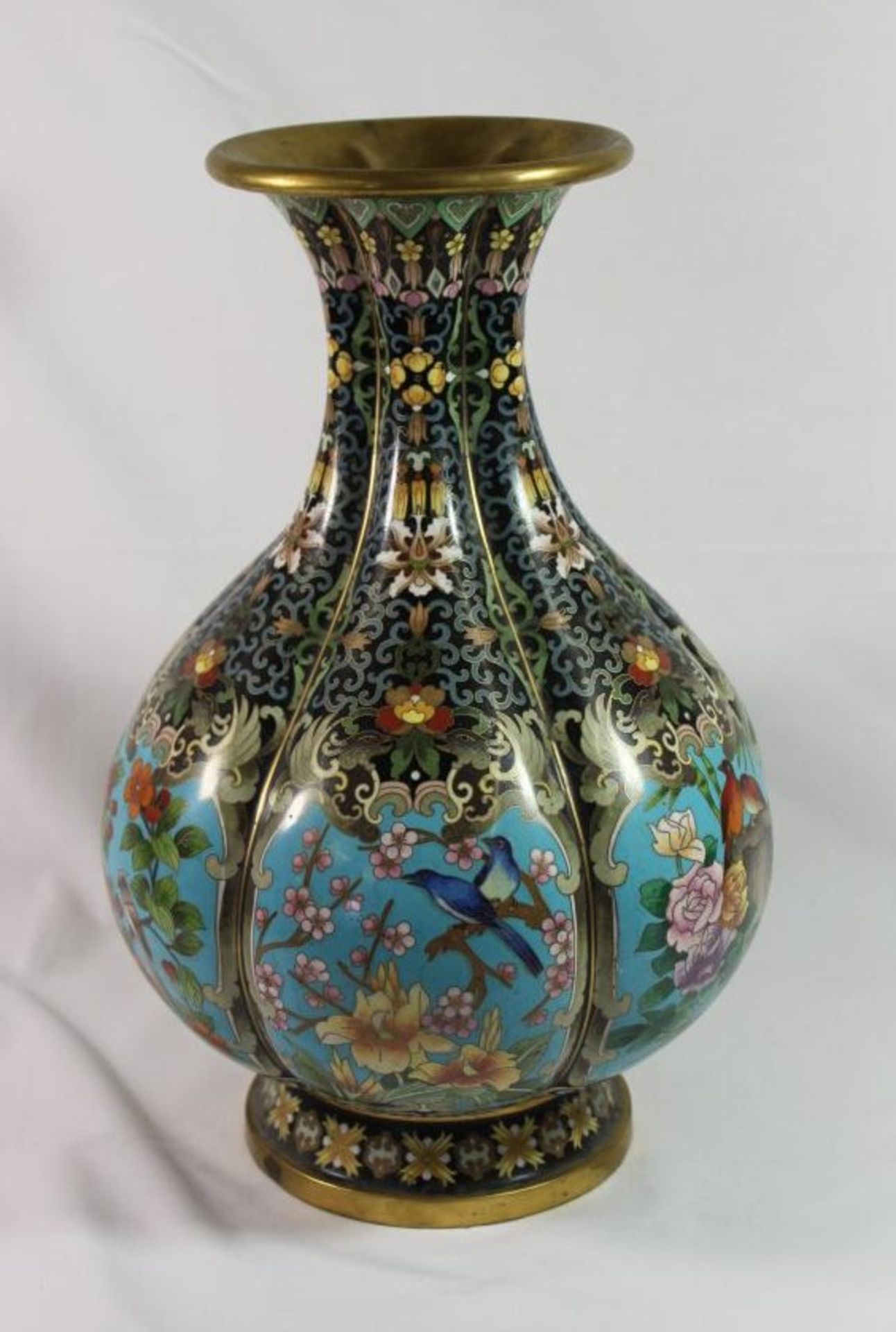 sehr schön gearbeitete Cloisonné-Vase, China, älter, umlaufend Floral-u. Vogeldekor, H-38c