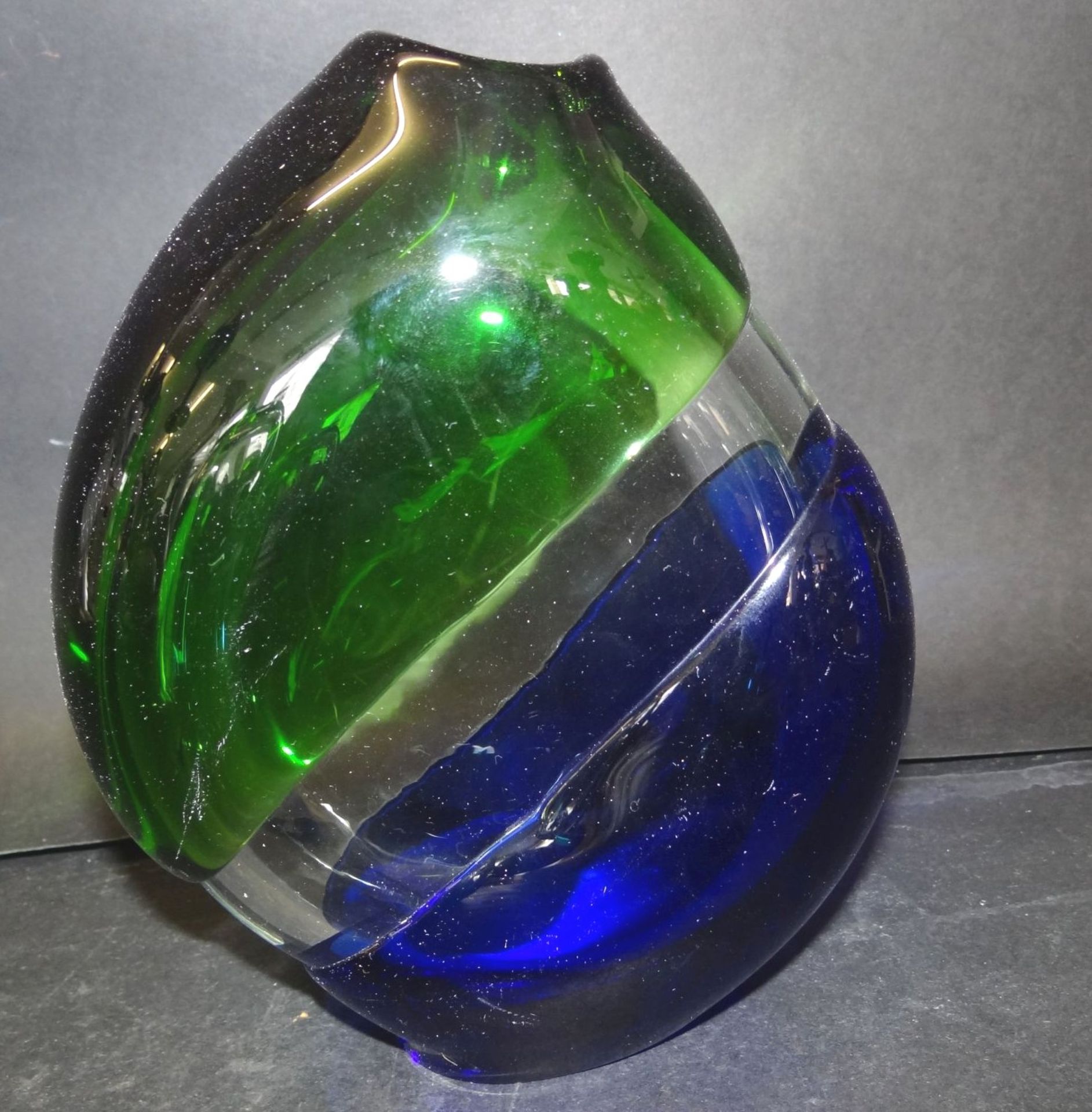 grosse, schwere Kunstglas-Vase, grün/weiss/blau, 18x14 c