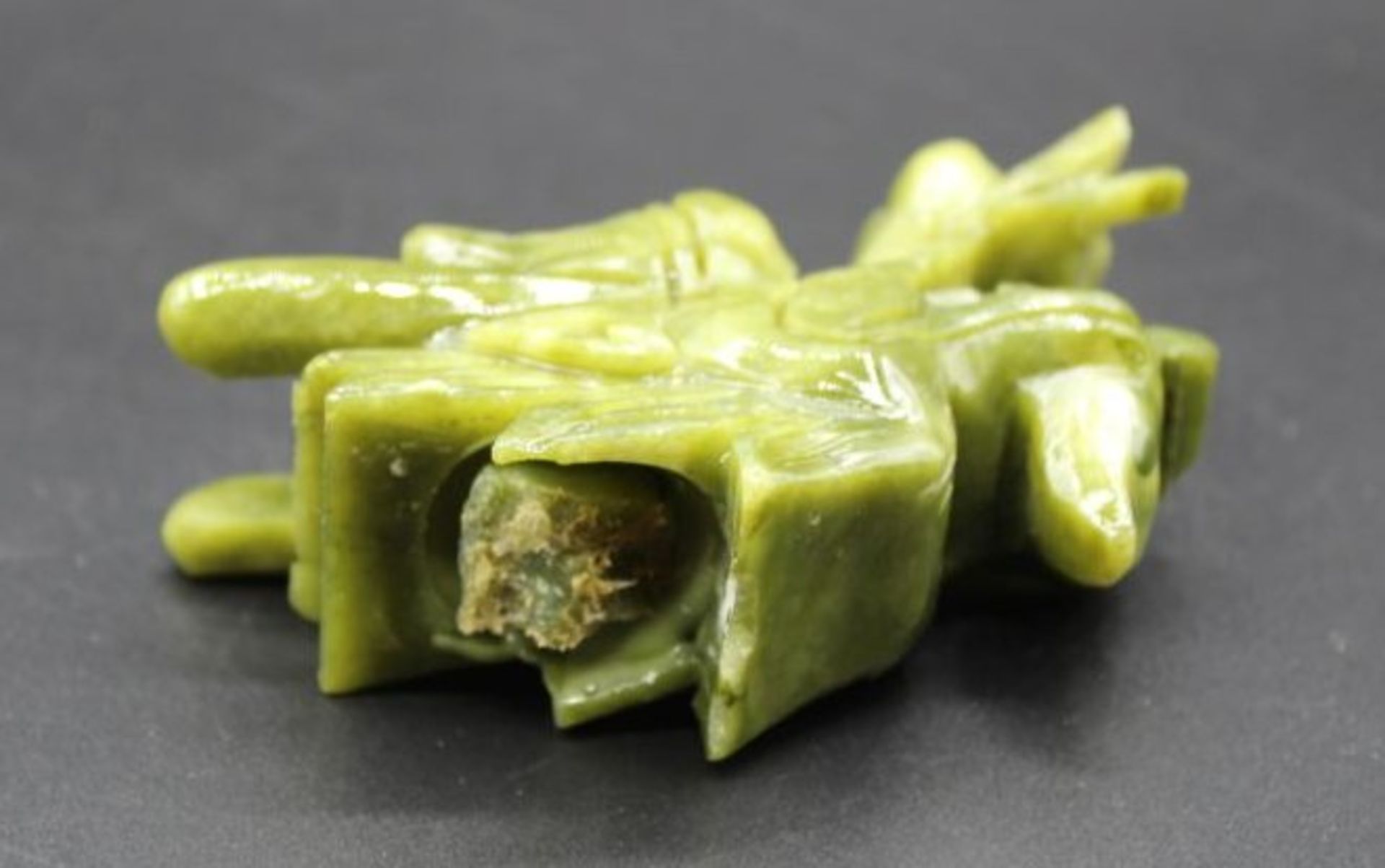 Drachenkopf, wohl Jade, China, wohl Teil einer Vase o.ä. , H-5cm L-9cm. - Bild 3 aus 3