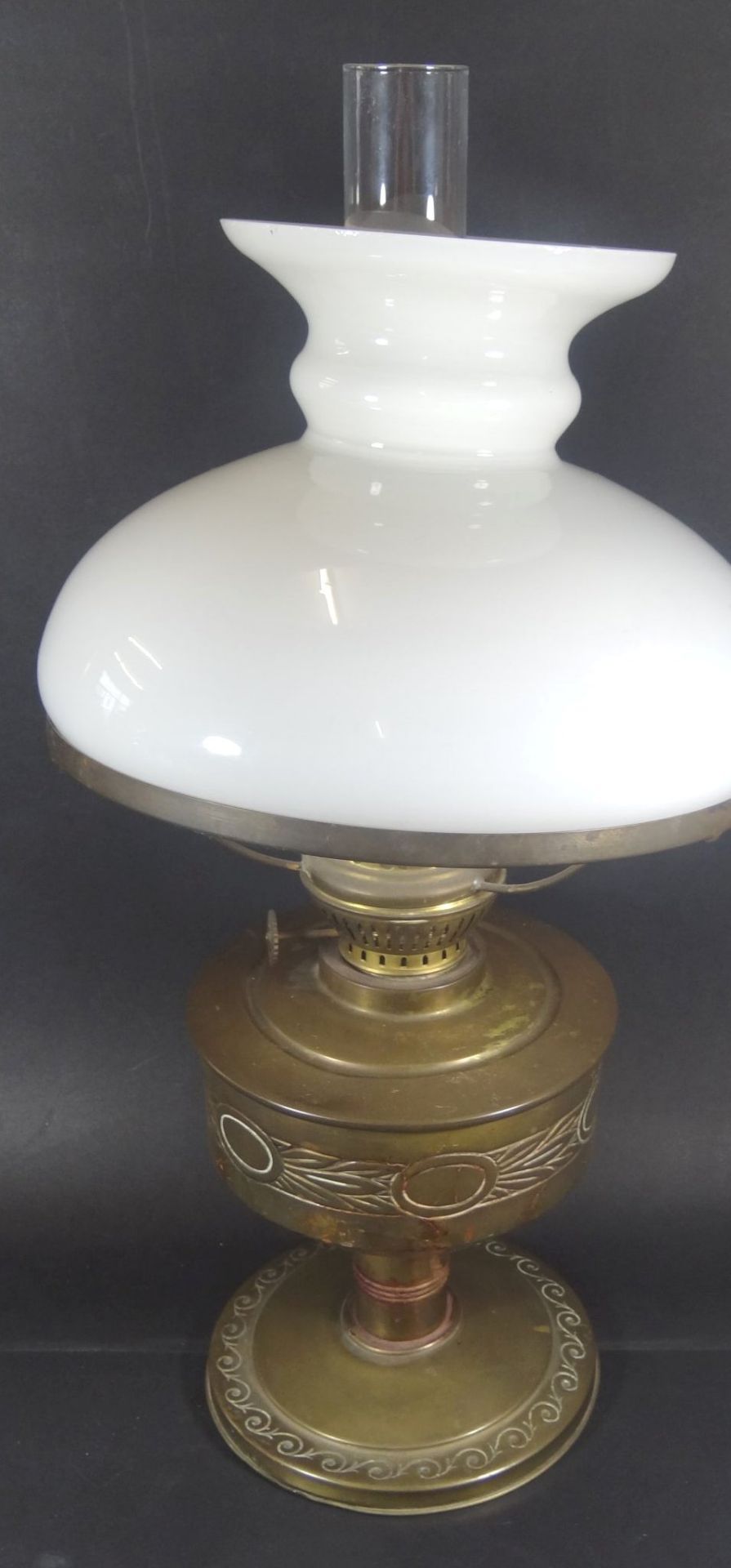 Petroleum-Lampe mit weissen Schirm, Alters-u. Gebrauchsspuren, H-47 cm
