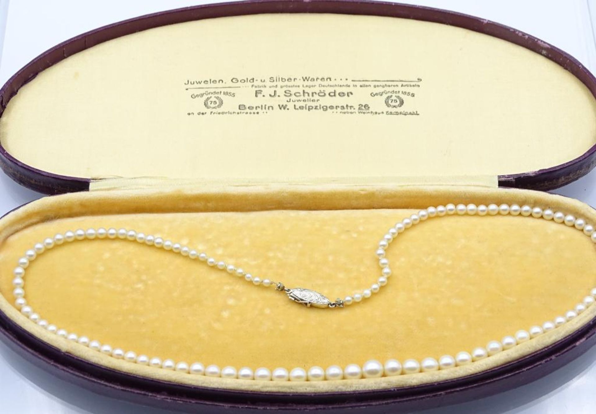 Antike Perlen Halskette mit einer Goldschließe 585/000,Perlen im Verlauf,L- 44cm,