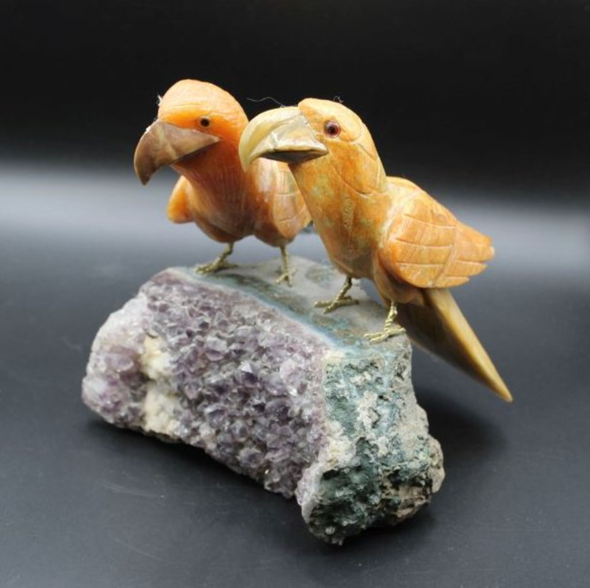 Vogelpaar aus Mineralien gefertigt auf Amethyst, H-18cm B-18cm T-18cm.