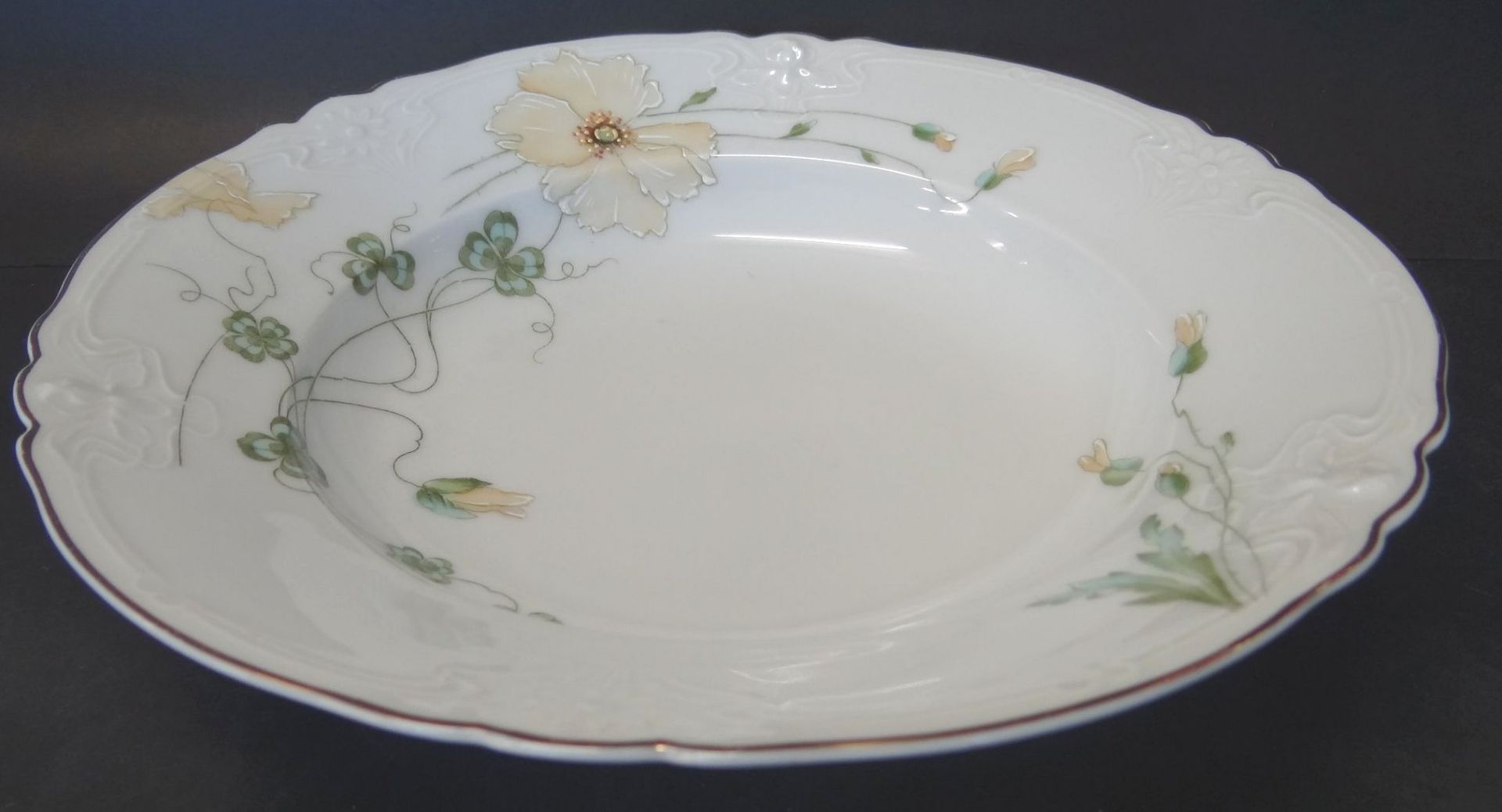 tiefer Jugendstil-Teller, florales Reliefdekor, ungedeutete Marke, H-5 cm, D-24 cm - Bild 2 aus 6