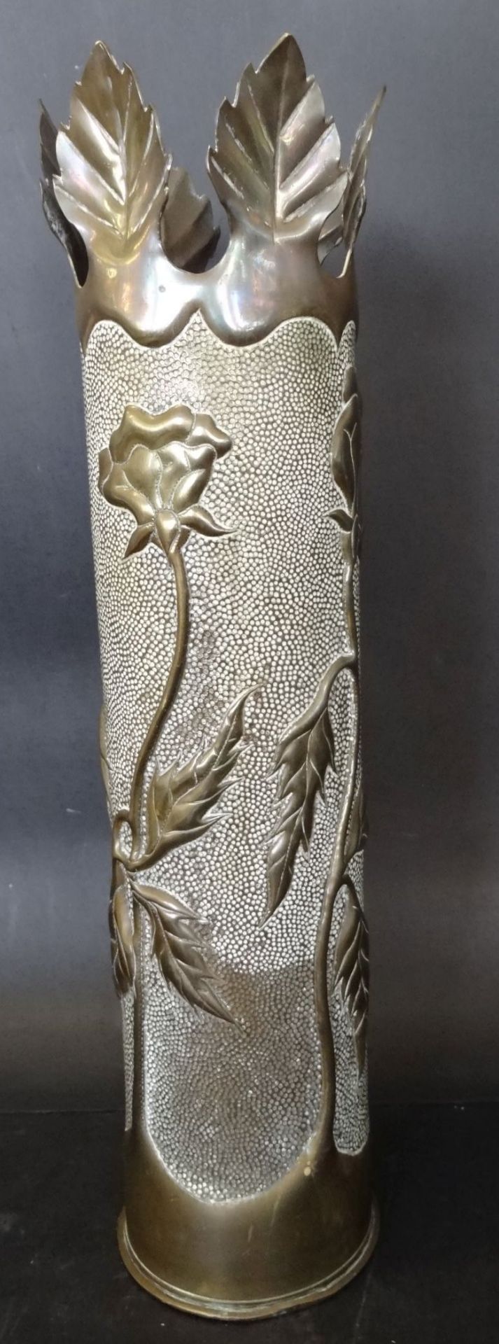 Jugendstil-Vase aus massiver Messing-Granatenkartusche, H-35 cm - Bild 2 aus 5