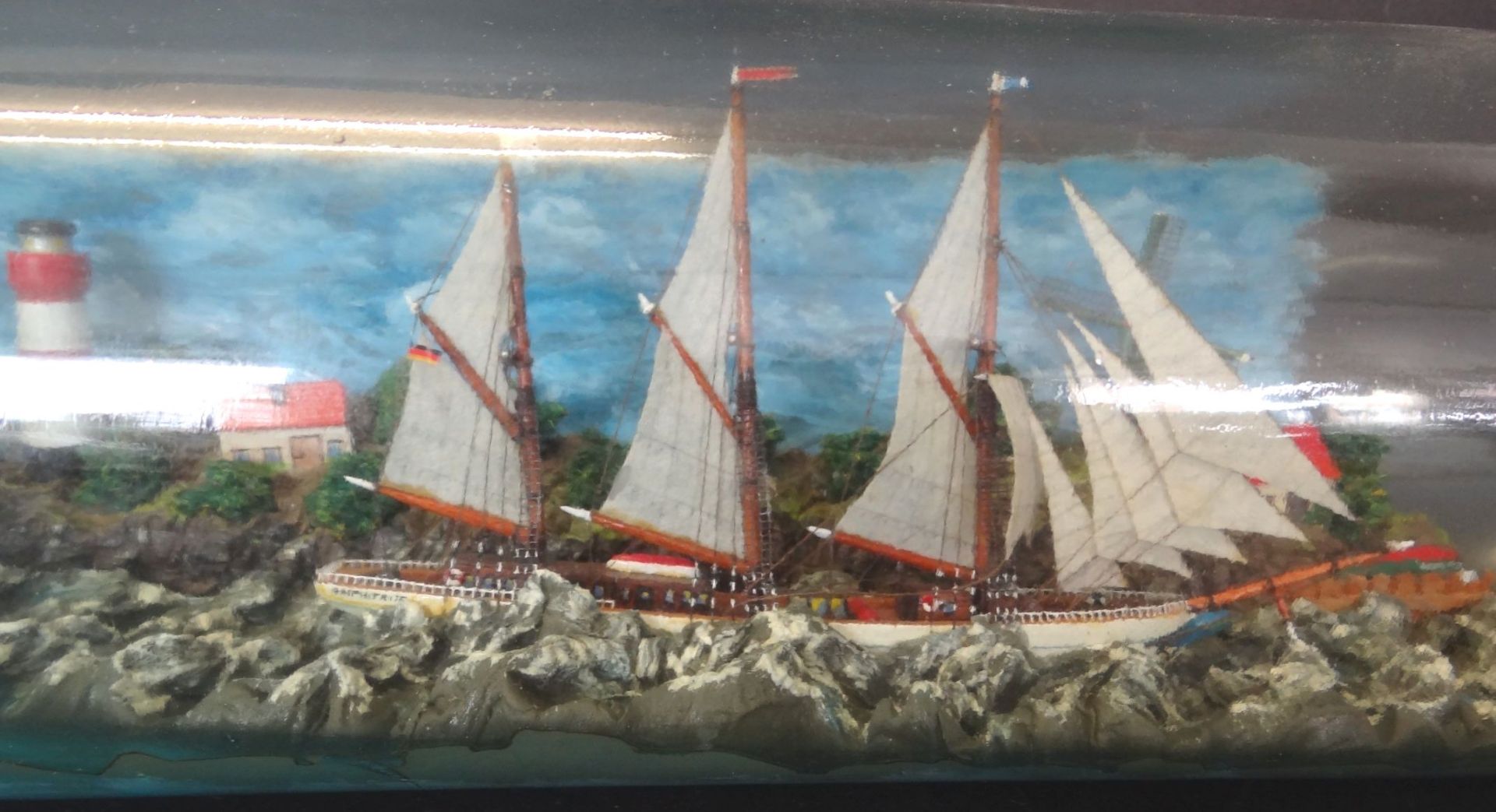 gr. 3 Liter Buddelschiff mit Diorama, Leuchtturm und Windmühle, H-11 cm, L-50 cm - Bild 6 aus 7