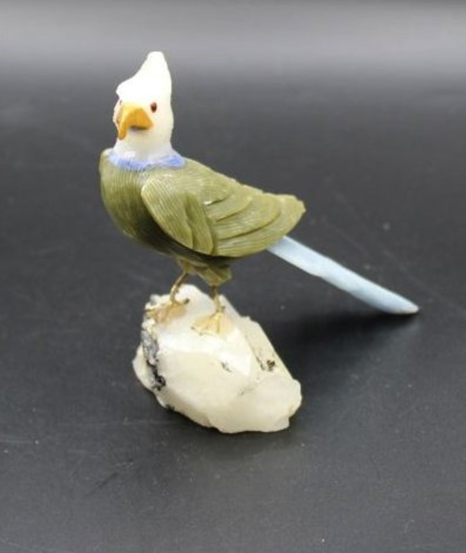 Greifvogel aus Mineralien gefertigt, H-10cm B-10cm.