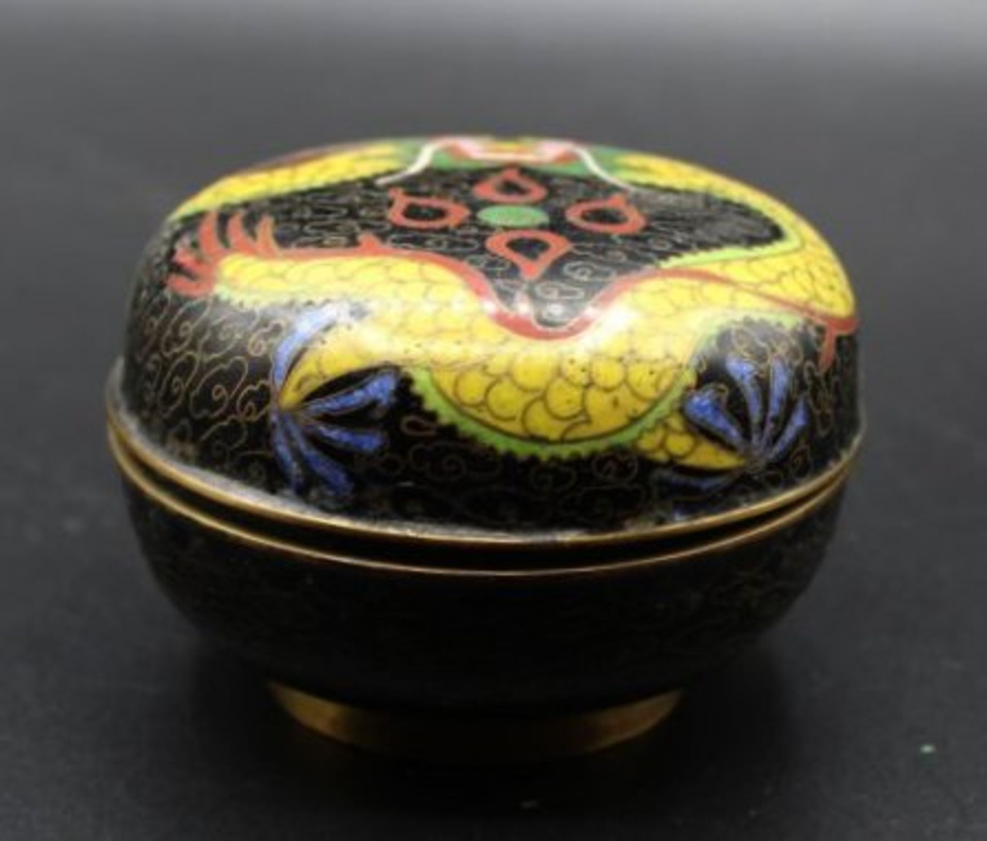 runde Dose, China, Cloisonné, Drachendekor, wohl älter, H-5,5cm D-7,5cm - Bild 2 aus 3