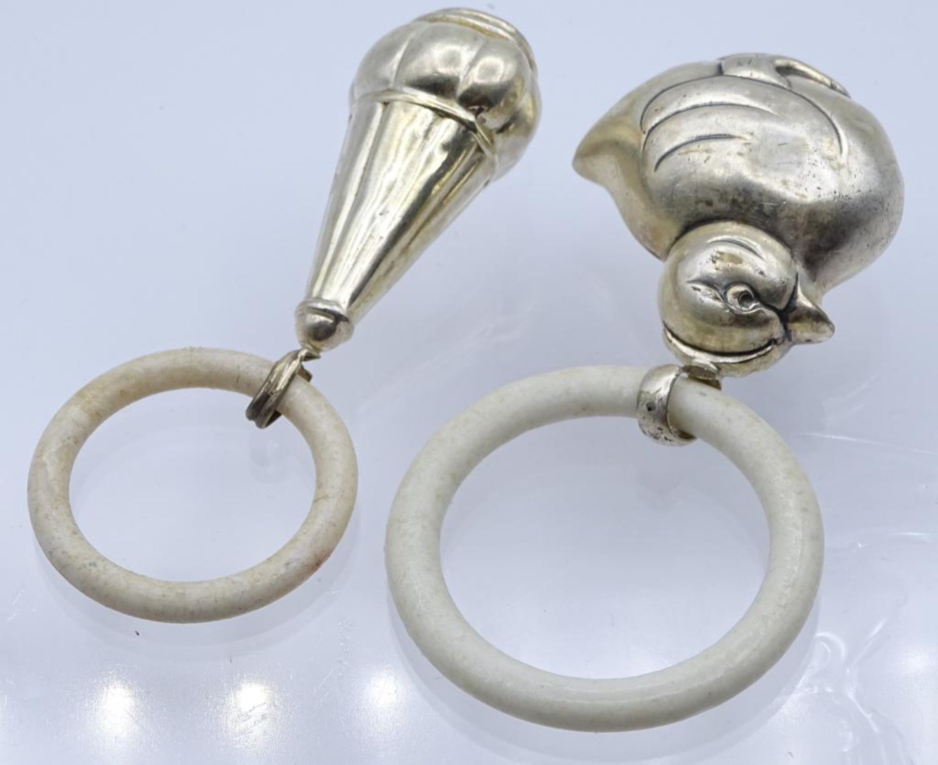 Zwei Babyrasseln mit Beißring,beide Silber, 1x datiert 10.10.195 - Bild 2 aus 3