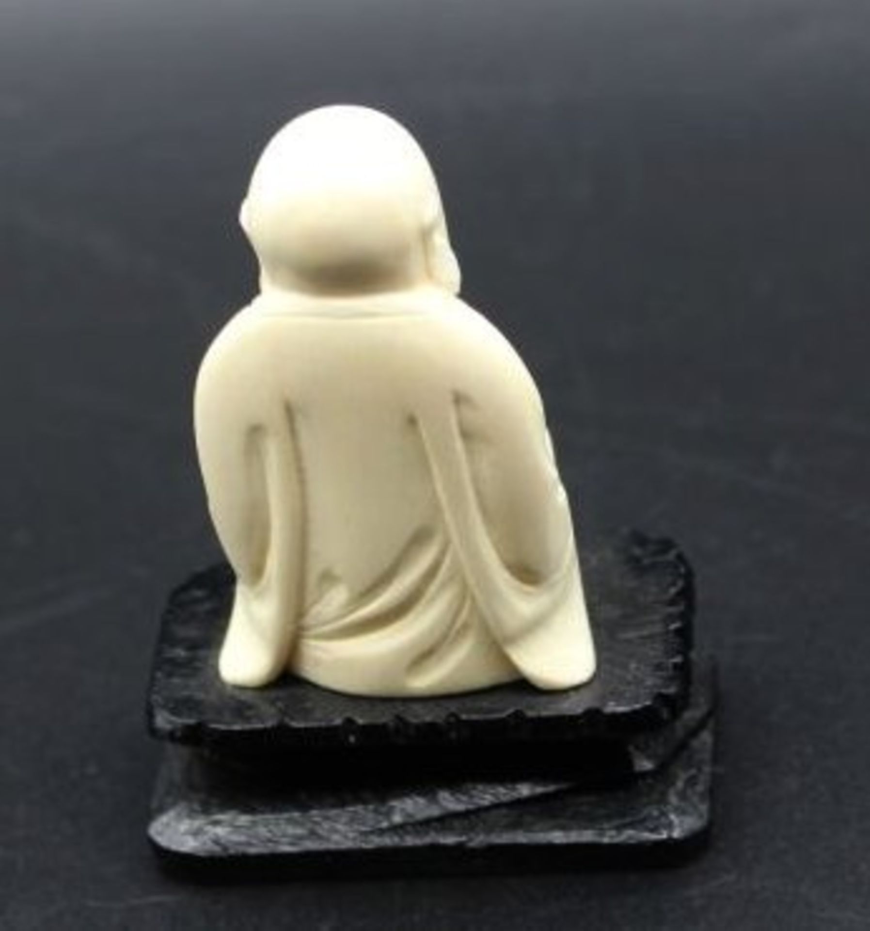 kl. Buddha auf Holzsockel, Beinschitzerei, 40er Jahre, H-7cm. B-5cm. - Bild 2 aus 2