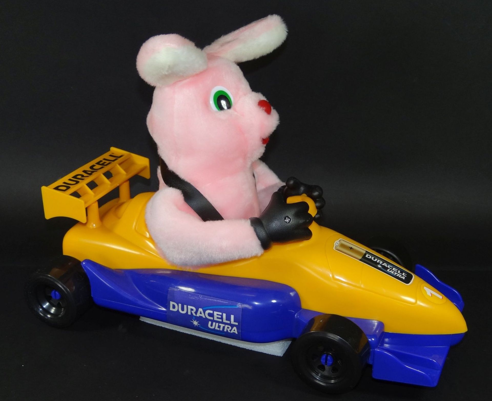 Duracell Hase im Rennwagen "Wissdom Toys" in OVP, wohl unbespielt - Bild 3 aus 6