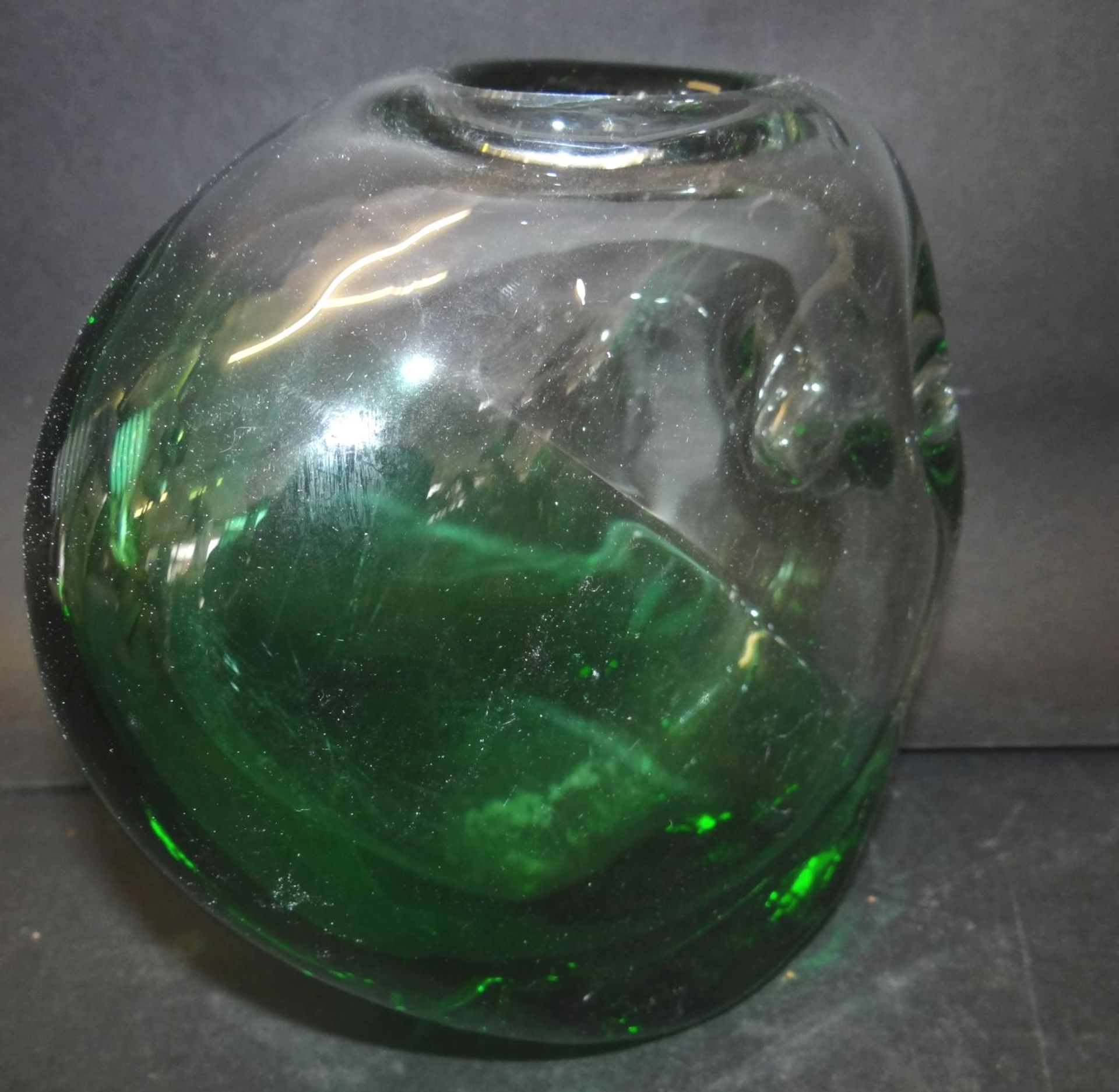 grosse, schwere Kunstglas-Vase, grün/weiss, 17x17 c - Image 3 of 4
