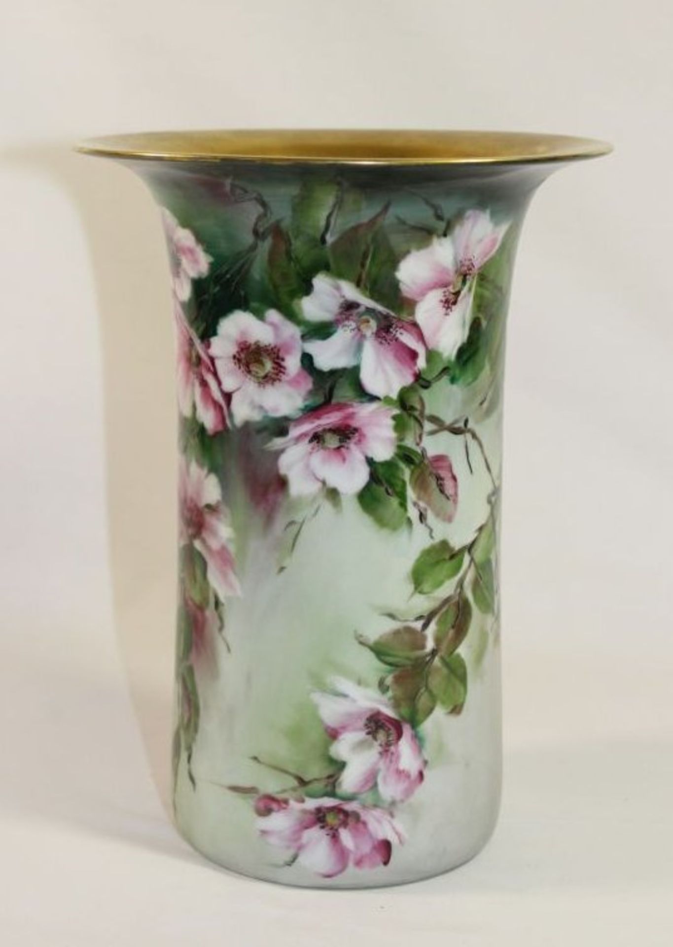 hohe handbemalte Vase, signiert, betitelt und datiert, Iris Mühe 1986, H-22cm D-16,5cm.