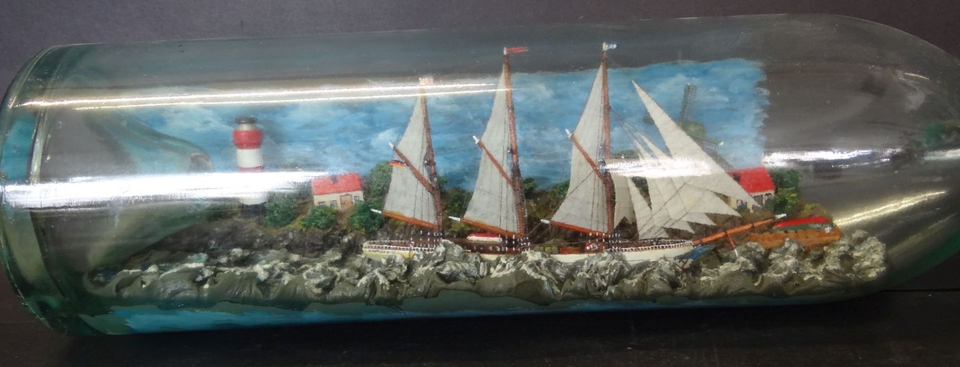 gr. 3 Liter Buddelschiff mit Diorama, Leuchtturm und Windmühle, H-11 cm, L-50 cm - Bild 2 aus 7