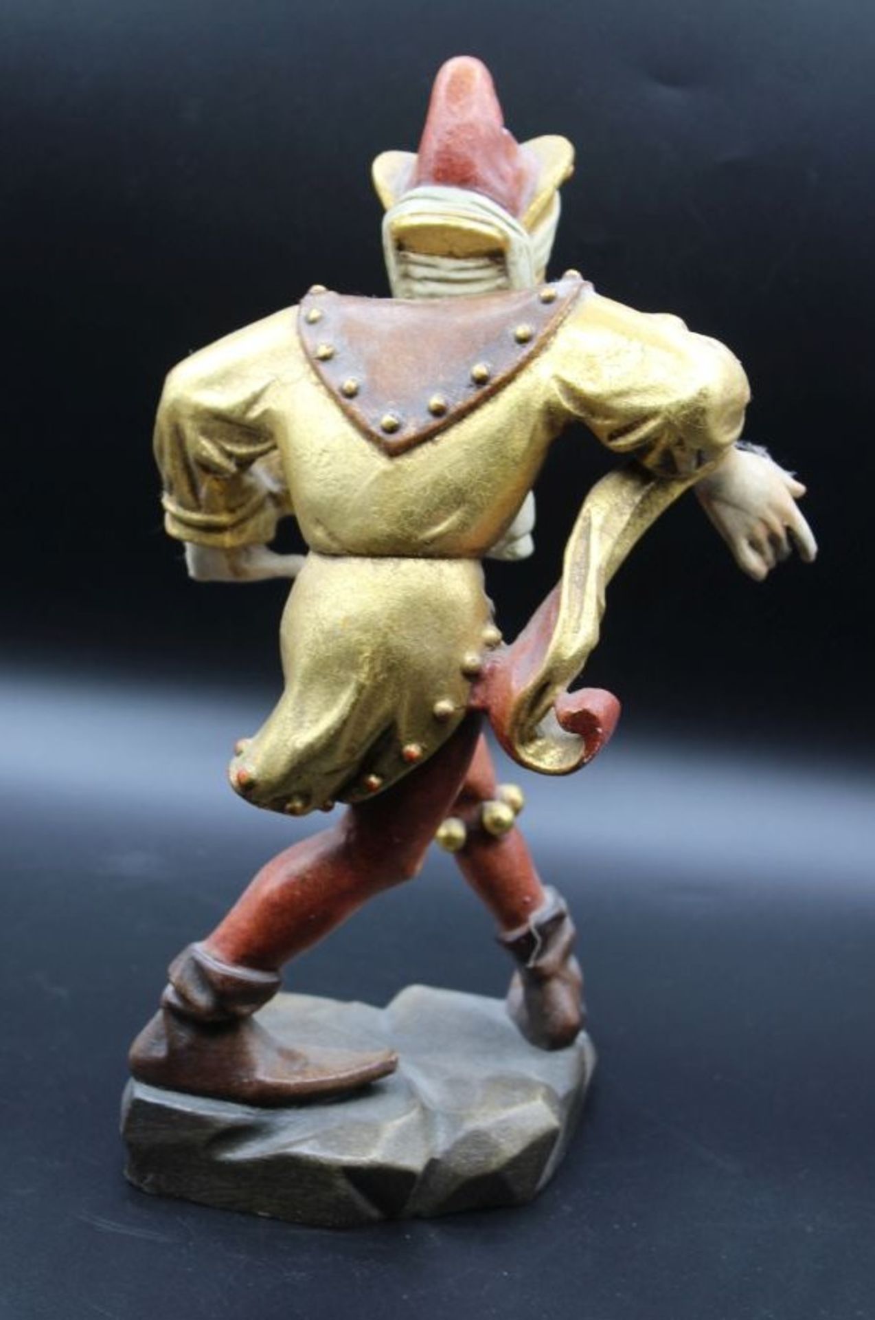 Morisken-Tänzer, Der Zauberer, 20. Jhd., Holz farbig gefasst, feine Arbeit, H-27cm B-16cm. - Bild 2 aus 3