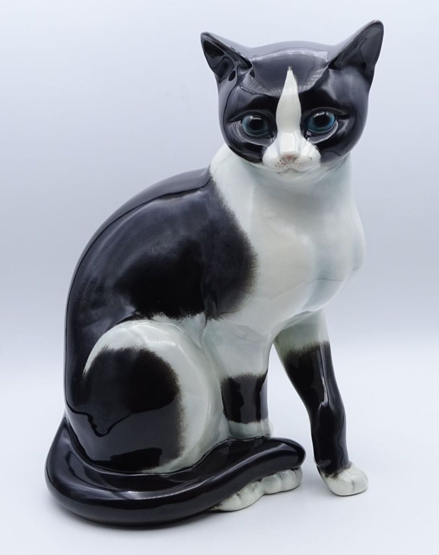 "Große Katze, Manufaktur Goebel, Produktions-Nr. 3102327. glasierte sitzende Katze. H. 28cm