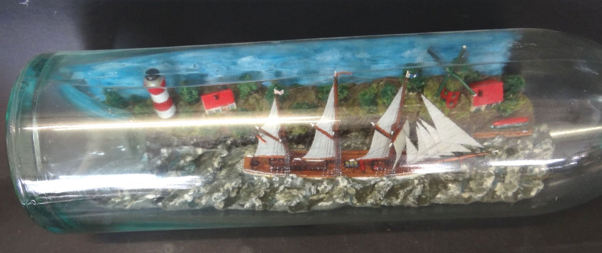 gr. 3 Liter Buddelschiff mit Diorama, Leuchtturm und Windmühle, H-11 cm, L-50 cm - Bild 5 aus 7