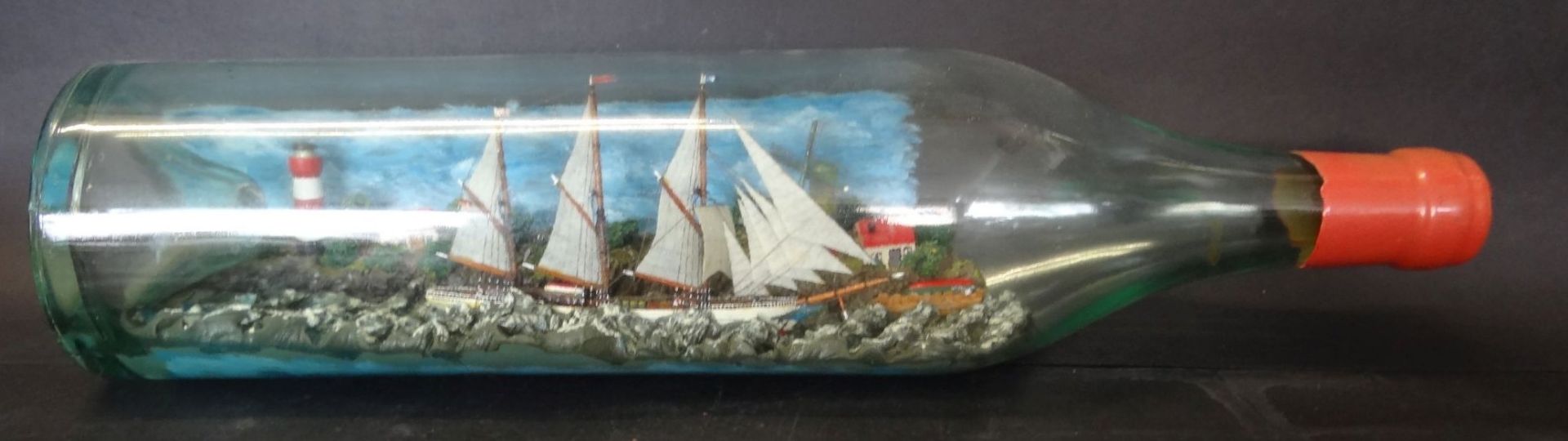 gr. 3 Liter Buddelschiff mit Diorama, Leuchtturm und Windmühle, H-11 cm, L-50 cm