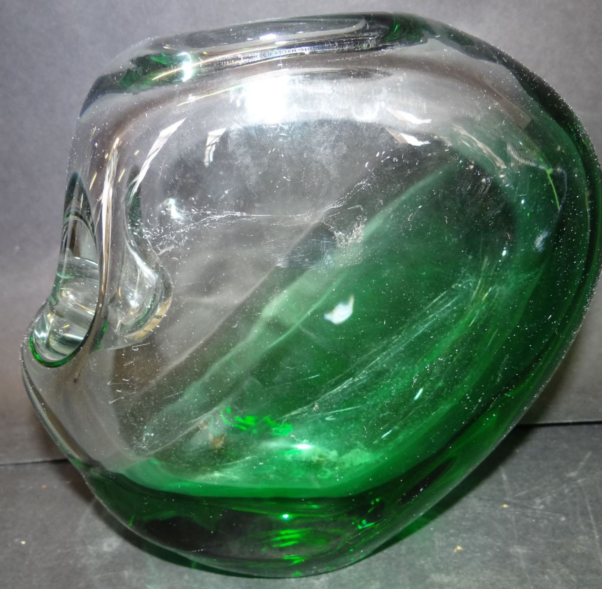 grosse, schwere Kunstglas-Vase, grün/weiss, 17x17 c