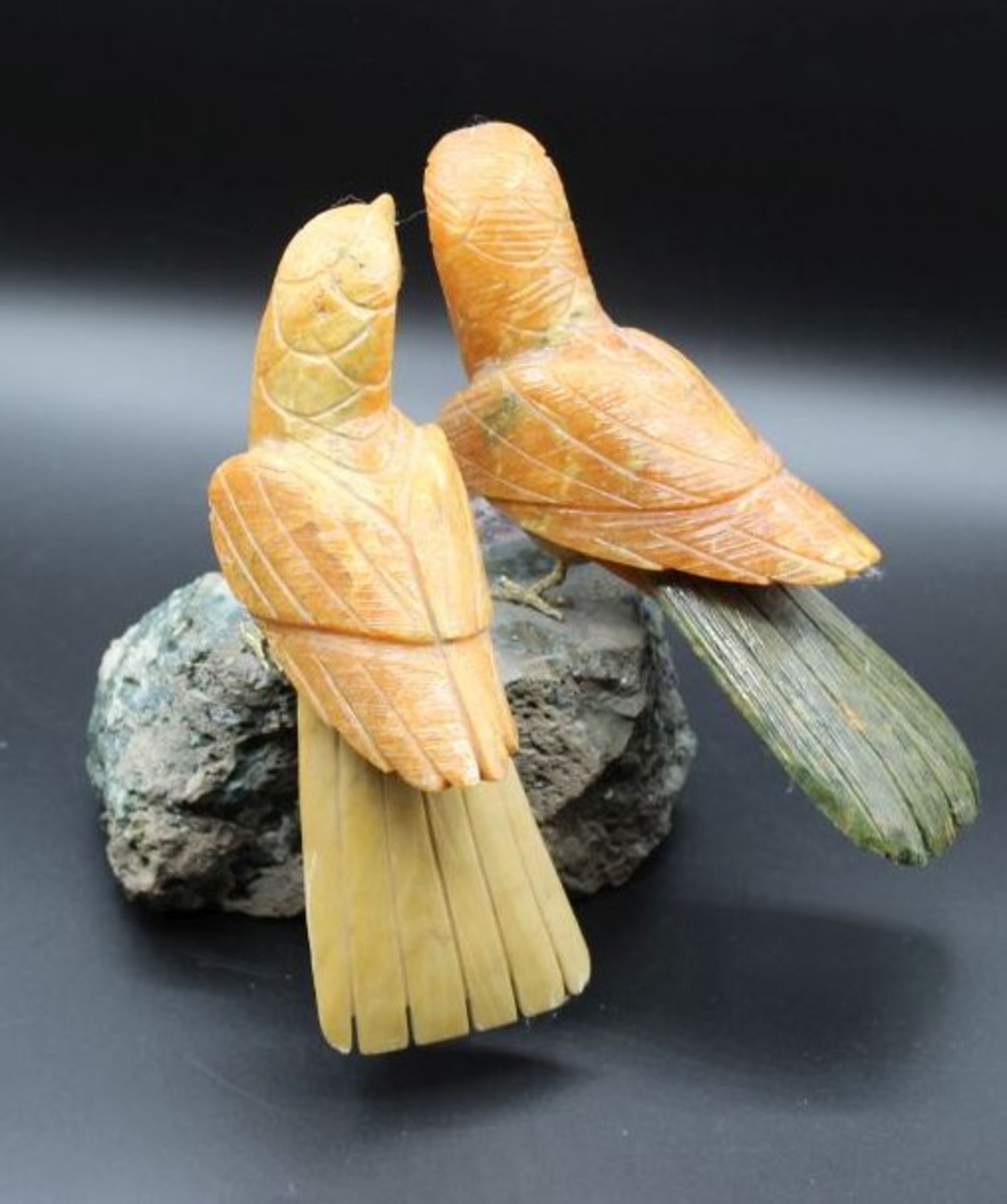 Vogelpaar aus Mineralien gefertigt auf Amethyst, H-18cm B-18cm T-18cm. - Bild 2 aus 2