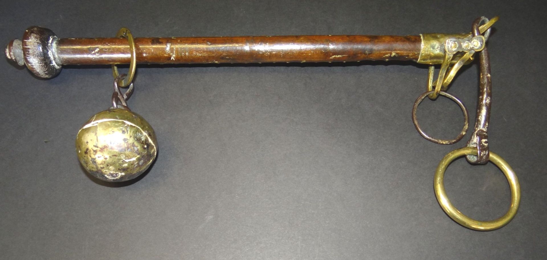 antike Sackwaage mit Messingkugel, Holzstab L- 30 cm,